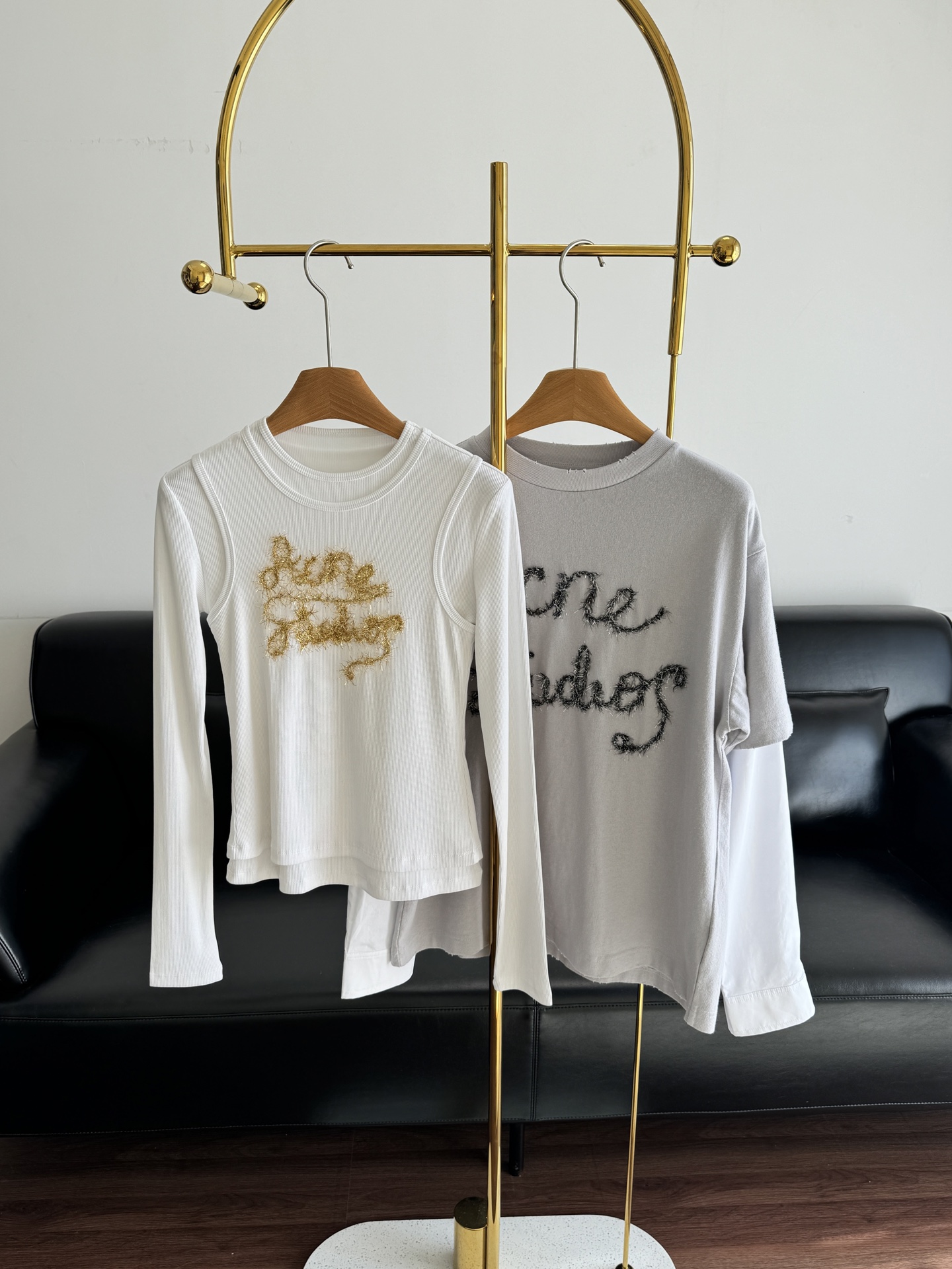 NO:605211,Slim and loose Acne 25 new Christmas series fake two-piece round neck long sleeves with letter embroidery. Fake two-piece design creates a layered look. Cotton fabric!  The front is embellished with embroidery to add interesting details. It can be worn every day when walking around and shopping. The clothes that can be worn without having to dress up add a sense of atmosphere directly to the body. Sizes SML,,acne studios,alexander wang19860909修身宽松 Acne 25新款圣诞节系列假两件圆领字母刺绣长袖 假两件设计营造层次感造型 棉面料！正面点缀刺绣增添趣味细节,日常遛弯逛街都能穿的一款 不用精心打扮能穿的衣服把氛围感直接焊在身上了 尺码SML,,acne studios,alexander wang,Women's clothing