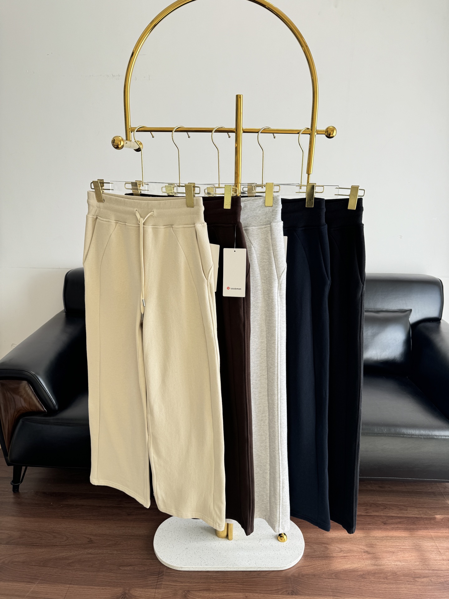 NO:605222,——lulu high-waisted drawstring velvet sweatpants. These are the best trousers that can be directly regarded as gods. They are the best, most wearable and very good-looking Lulu trousers!  He comes very versatile!  And the legs really look good!  A must-have for no-brainer outfits!  Imported high-density pure cotton fabric has a great silky texture!  You can always believe that Lulu’s model focuses on body-shaping and slimming and heightening; the shape of the pants is really incredible, and the shape of the pants on the back is very three-dimensional; it’s perfect for making you look slimmer and hiding your body fat!  Paired with an elastic waist and drawstring, it is a minimalist style with French elegance and a lazy style. It can be worn in a variety of ways to make your upper body slimmer and taller!  Size sml gray black apricot blue brown,,alexander wang19860909——lulu 高腰抽绳加绒卫裤 直接封神的好裤子最最最好穿又巨好看的Lulu神裤！他来了很百搭！且真的显得腿型好啊！ 无脑穿搭必入款！ 进口高密度纯棉面料丝滑质感超赞！ 你可以一直相信lulu这个款主打体感和显瘦显高；裤型真的都是没话说得,背面裤型非常立体的；显瘦藏肉绝绝子！搭配松紧腰抽绳极简主义风法式优雅的慵懒风,多种穿法百搭上身显瘦又高挑！ 码数sml 灰色 黑色 杏色 蓝色 棕色,,alexander wang,Women's clothing