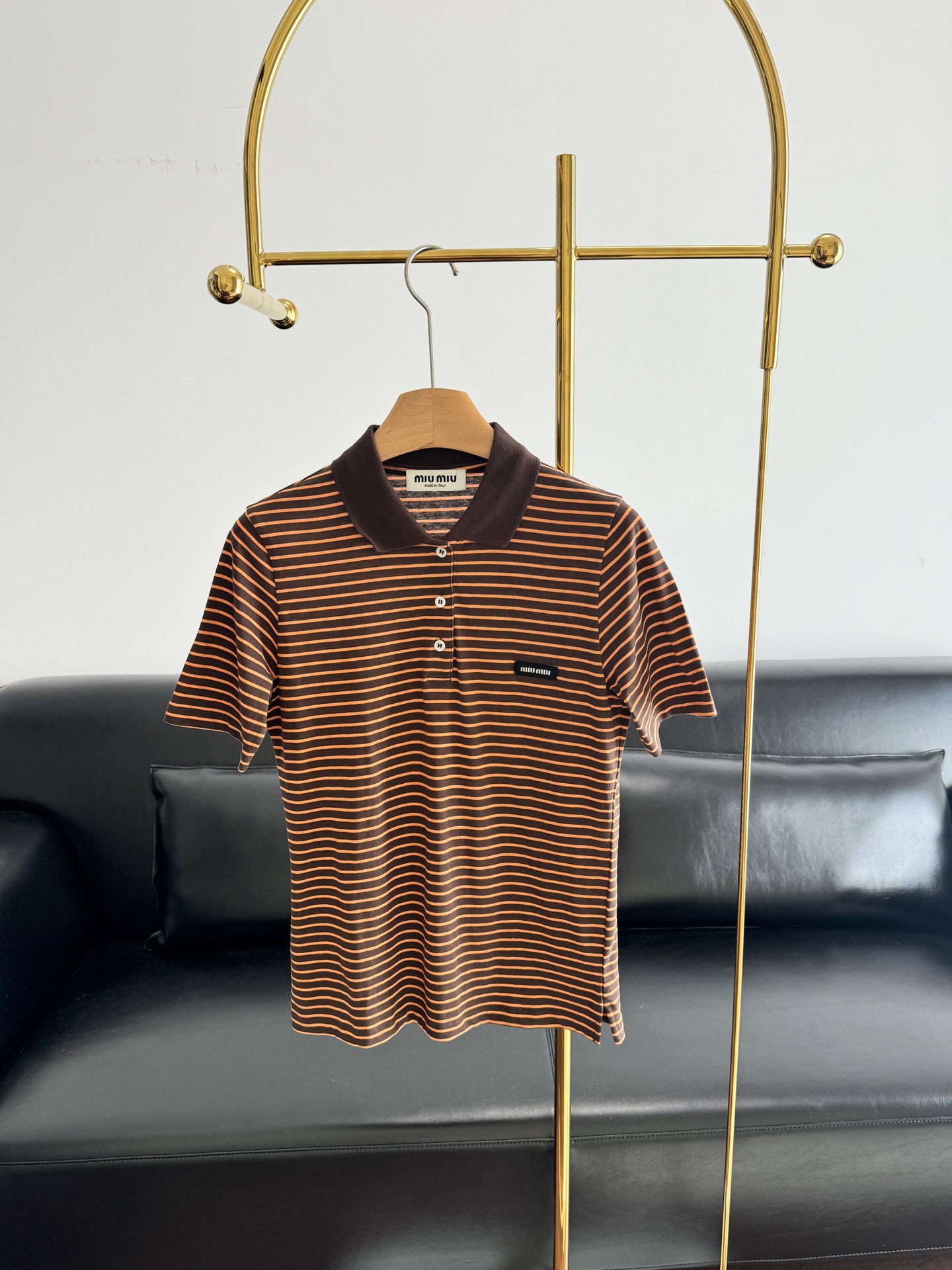 NO:605542,——Miumiu new product striped short-sleeved top  Made of pure cotton, stretchy and comfortable, full of texture, the short-sleeved top is cut, and the upper body presents a casual and lazy style. The large brown and yellow striped plain dark brown button half collar creates a double collision and staggered effect. The color adds a high and casual sense to the outfit. It is stylish when worn alone. The letter logo is embellished on the chest to highlight the brand style. It is fashionable to reduce age. Layer a sweater jacket in autumn and winter. It is simply amazing!  Size sml,,miumiu,jackets & coats,sweaters,T-shirt,alexander wang19860909——Miumiu新品 条纹短袖上衣 全棉材质,弹力舒适,质感十足,短袖上衣裁剪,上身呈现休闲慵懒的穿搭格调,大身棕黄条纹素色深棕纽扣半开襟领边,打造双重碰撞交错效果,色增加穿搭美高休闲感,单穿内搭都出彩时髦,胸前点缀字母徽标,凸显品牌格调,时髦减龄,秋冬叠穿毛衣外套,简直不要太绝了！ 码数sml,,miumiu,jackets & coats,sweaters,T-shirt,alexander wang,Women's clothing