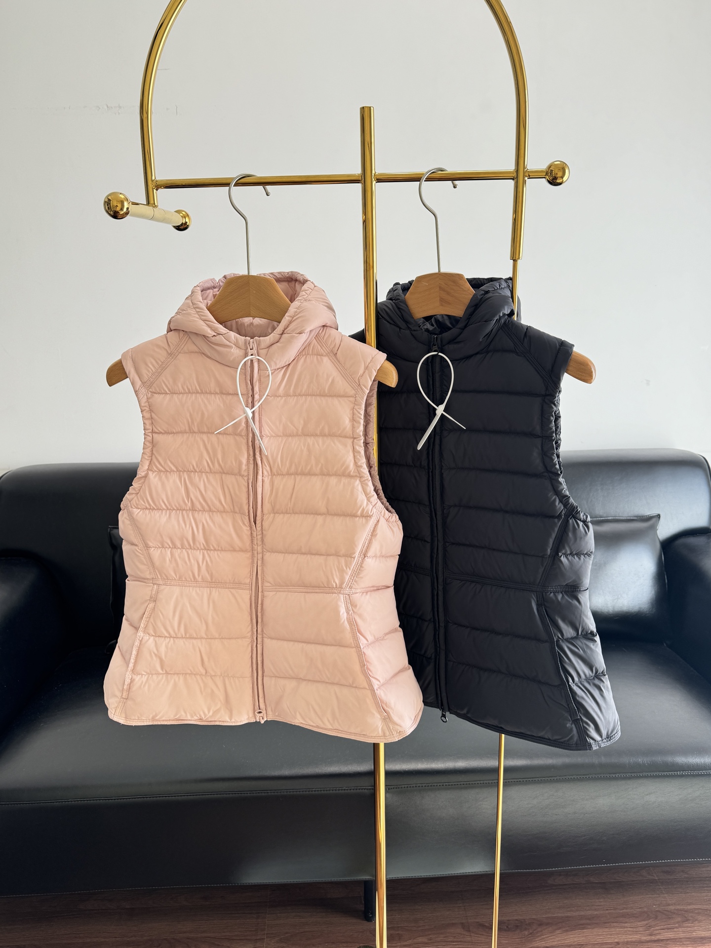 NO:605569,Comes with dust bag - SYUGNA hooded rib down vest filled with 90% duck down!  The waist-cinching + slightly A-hem design, with invisible pleats on the waist, can pinch out the waistline to make it look neat, without making it appear restrictive. The slightly spread curvature of the hem just covers the fat on the waist and hips. It can be worn with tight-fitting underwear or a loose sweater. A small person will look taller, and a slightly chubby body will hide the fat!  Size sml pink black, hoodie, sweatshirts, down jacket, hats, alexander wang19860909配防尘袋——SYUGNA连帽排骨羽绒马甲 填充90鸭绒！收腰+微A摆的版型设计,腰部做了隐形收褶,既能掐出腰线显利落,又不会勒出束缚感下摆微微散开的弧度,刚好遮住腰胯赘肉,不管搭紧身内搭还是宽松卫衣都可,小个子显高、微胖身型藏肉！ 码数sml 粉色 黑色,,hoodie,sweatshirts,down jacket,hats,alexander wang,Women's clothing