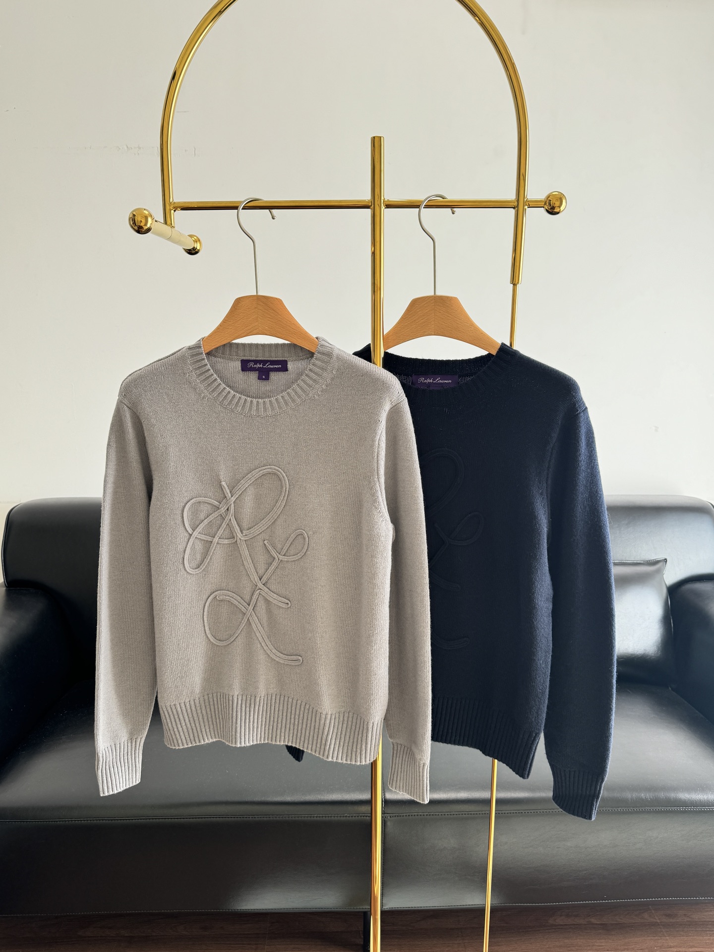 NO:605554,——Ralph Lauren cashmere sweater made of wool and cashmere! It feels soft and delicate, and has excellent warmth retention! The three-dimensional 'RL' letter design on the chest is simple and recognizable. The loose fit, ribbed cuffs and hem are comfortable and fashionable. In autumn and winter, match it with a sequined skirt or metallic trousers to easily create a high-end look. The Purple Label series is famous for high-quality fabrics and exquisite craftsmanship, and is a classic choice for luxury clothing. Size sml, loro piana, skirts, alexander wang19860909——Ralph Lauren 羊绒针织衫 采用羊毛羊绒！触感柔软细腻,保暖性超赞!胸前立体“RL”字母设计,简约又有辨识度,宽松版型,袖口和 下摆罗纹收口,舒适又时髦.秋冬季节搭配亮片裙或金属感裤装,轻松打造高级感穿搭.紫标系列以高品质面料和精湛工艺著称,是奢华服饰的经典之选. 码数sml,,loro piana,skirts,alexander wang,Women's clothing