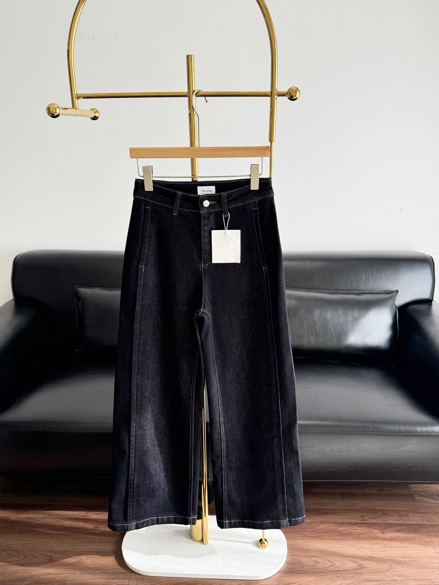 NO:605560,——The row plus velvet raw cow fade-proof straight-leg jeans. A pair of high-density anti-shedding flocking for winter use. The waist is above the navel and the trouser length starts from 103cm. The choice for high-end low-elasticity texture·High-density anti-shedding flocking non-fading wide-leg pants. Abandon mediocrity and define a relaxed and high-end sense. These wide-leg pants with raw cow topstitch craftsmanship are the 'inseparable texture and warmth essential' for your wardrobe.  Selected crisp but soft fabrics, full drape, and a neat aura when walking; classic raw cow low-key old money style, regardless of skin color and style, can be sassy or soft, worn with a shirt is a commuter elite, and worn with a sweater is a street trendy person. The wide-leg version cleverly modifies the leg shape, accommodates various body types, allowing you to find the perfect balance between comfort and fashion. Sizes s-xxL, hoodie, sweatshirts, jeans, shirts, alexander wang19860909——The row加绒原牛防掉色直筒牛仔裤 高密防脱植绒一条过冬,高腰过肚脐,裤长103起 高阶低弹质感之选·高密防脱植绒不掉色阔腿裤 摒弃平庸,定义松弛高级感.这条原牛明线工艺阔腿裤,是你衣橱的“离不开的质感温暖必备”. 精选挺括却柔软的面料,垂坠感拉满,行走间自带利落气场；经典原牛低调老钱风,不挑肤色与风格,可飒可柔,搭衬衫是通勤精英,配卫衣是街头潮人.阔腿版型巧妙修饰腿型,包容各种身材,让你在舒适与时尚间找到完美平衡. 尺码 s-xxL,,hoodie,sweatshirts,jeans,shirts,alexander wang,Women's clothing