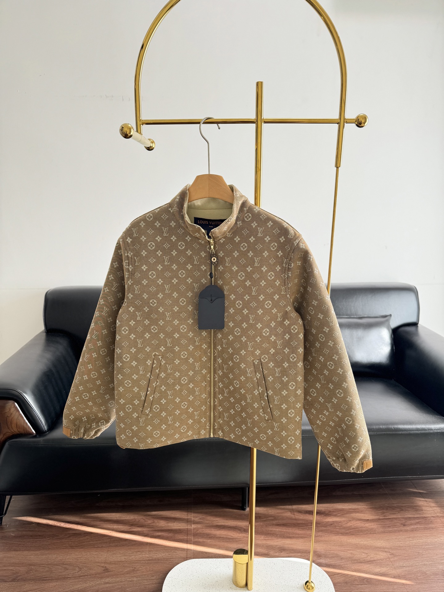 NO:605565,——LV Monogram Wool Jacket. This fabric is quite stiff and I suggest you not take photos of it!  The lining is made of wool!  The classic presbyopia pattern is low-key and recognizable. The stand-up collar + zipper design is simple and neat. The two pockets are practical and fashionable. The loose version is comfortable and versatile, and the luxurious texture is perfect! Size s-xl, Louis Vuitton, jackets & coats, Alexander Wang19860909——LV Monogram羊毛夹克 这个面料比较硬挺建议勿拍！ 内里采用羊毛面料！经典老花图案低调又有辨识度 立领+拉链设计,简约利落,两个口袋实用又时髦.宽松版型,舒适百搭,奢华质感满分! 码数s-xl,,louis vuitton,jackets & coats,alexander wang,Women's clothing