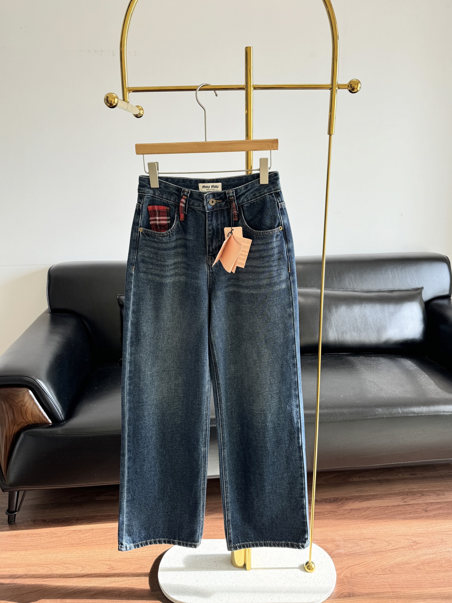 NO:606616,——miumiu straight-leg thin velvet jeans made of cotton!  Pocket splicing adds a sense of style!  A versatile classic that will never go out of style, you must keep a pair of jeans. The washed color is a plus, if you want to be fashionable without looking fat!  This piece meets all your requirements and is a well-deserved style king!  !  The tone is SHI enough for daily wear, and it looks good with any casual wear~ Size sml,,miumiu,jeans,alexander wang19860909——miumiu 直筒薄绒牛仔裤 棉面料！口袋拼接更有造型感！百搭经典万年不过时,一定要留的一款牛仔裤,洗水颜色很加分,想要时尚又不显胖！这条满足你所有要求,当之无愧的版型王！！日常穿着腔调感SHI足,随便一搭就很好看~ 码数sml,,miumiu,jeans,alexander wang,Women's clothing