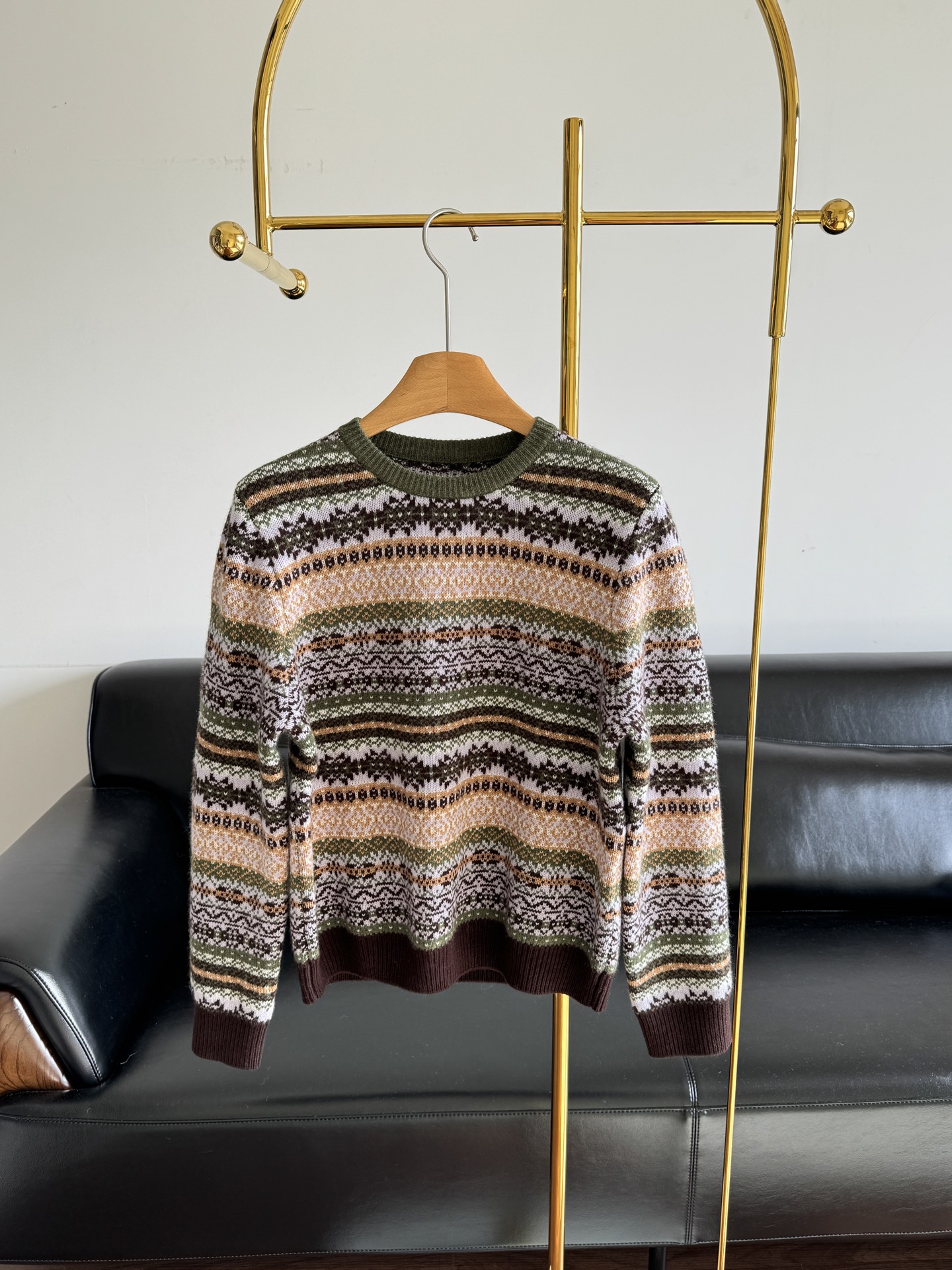 NO:606637,——Loro Piana's new round-neck wool Fair Isle sweater. Wool, relaxed and comfortable high-end. It meets all your expectations for autumn and winter knitting. It is warm, fashionable and good-looking. Common snowflakes, flowers, geometric patterns, rich colors and super layered. The knitting process is complex, the warmth retention is perfect, and it is very suitable for autumn and winter! Size m l,, loro piana, alexander wang19860909——Loro Piana 新款圆领羊毛费尔岛针织衫 羊毛,轻松舒适的高级感 符合你对秋冬针织的所有期待,既温暖又时髦好看,常见雪花、花卉、几何图案,色彩丰富超有层次感钟.针织工艺复杂,保暖力满分,秋冬穿超合适! 码数m l,,loro piana,alexander wang,Women's clothing