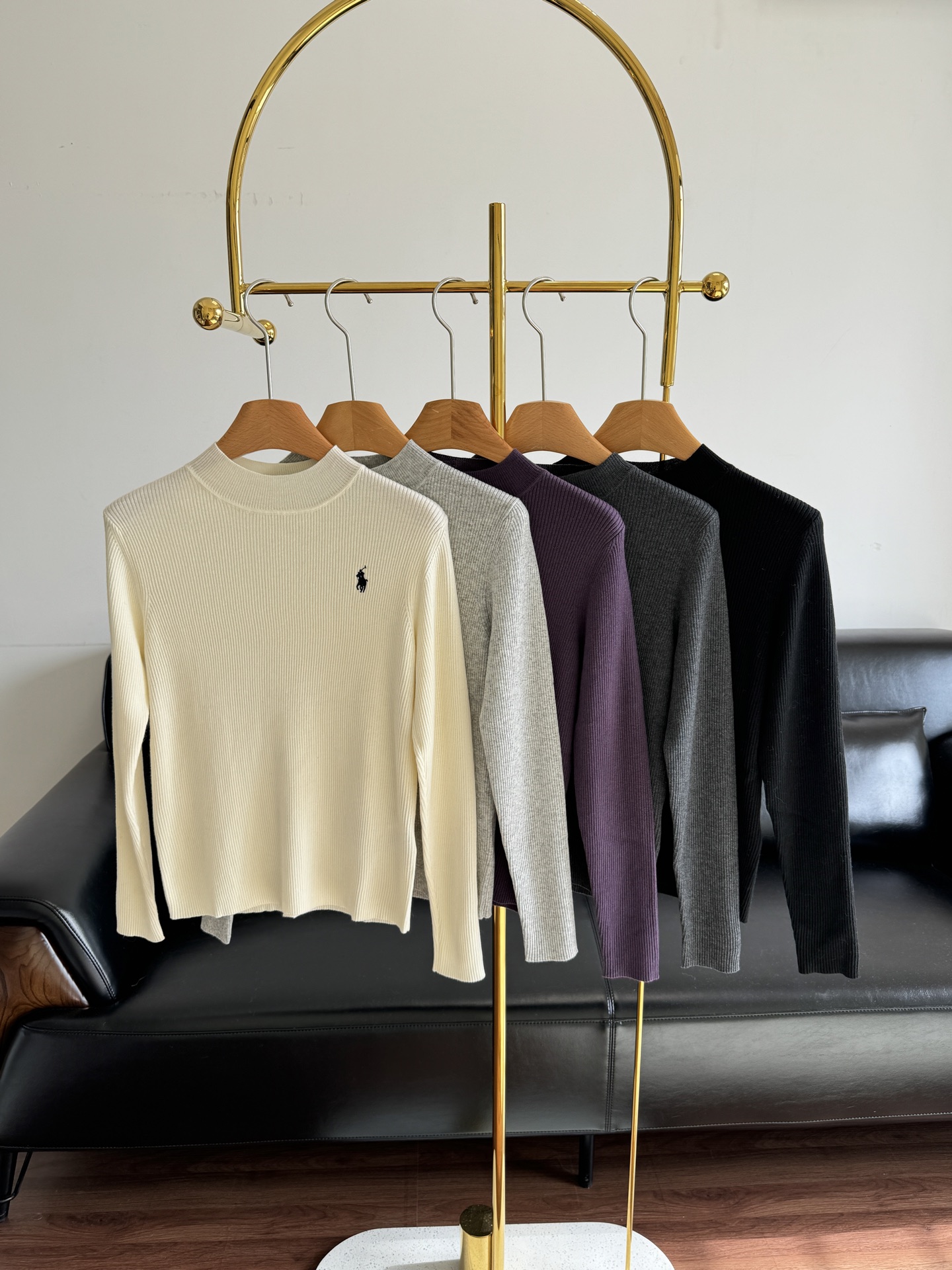 NO:606626,——Ralph Lauren Slim fit knitted base layer. It is a perfect base layer for winter. The upper body instantly enhances the overall look of the temperament knitted sweater. It is recommended that you buy two pieces!  It is indeed so comfortable and easy to match!  !  Made of pure cotton fabric, the upper body is very shaping and slimming!  It has great elasticity, good extensibility and resilience. It makes you look slimmer and slimmer, and creates an S-shaped curve. Pair it with any pants or skirt and it will look great!  Size sml purple dark gray light gray black off-white,skirts,alexander wang19860909——拉夫劳伦 修身针织打底衫 打底真的冬天怎么搭都不会错的一件, 上身瞬间提升整体LOOK的气质针织衫建议人手两件来入！确实太舒服太好搭！！纯棉面料,上身又非常塑形显瘦！弹力大,延伸性和回弹性度很好 显瘦显腰,穿出S形曲线～随意搭配个裤子或者裙子都是敲美腻！ 码数sml 紫色 深灰色 浅灰色 黑色 米白,,skirts,alexander wang,Women's clothing