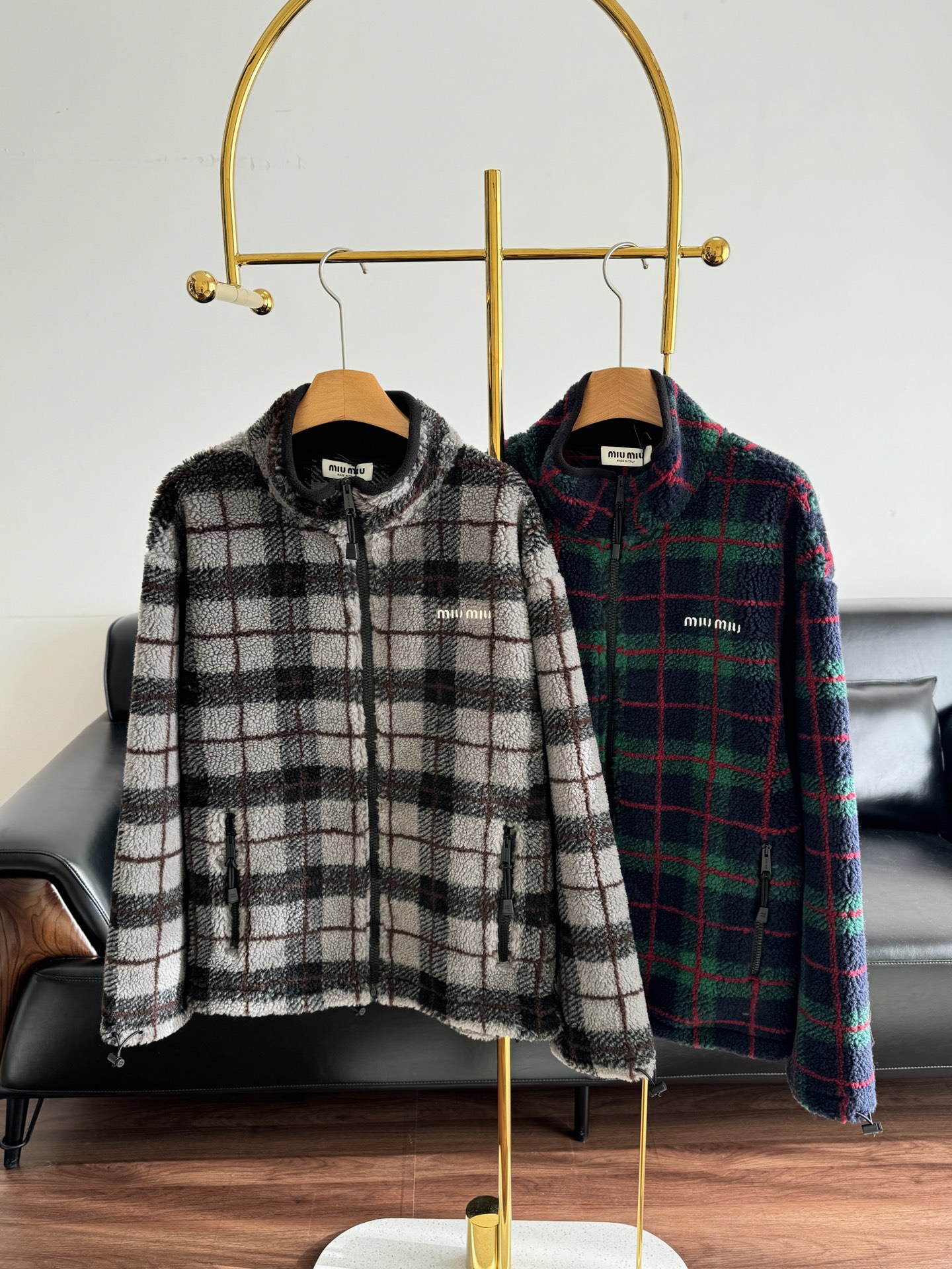 NO:606627,——Miu Miu Plaid Polar Fleece Jacket is made of soft lambswool material, perfect for keeping warm! Plaid design, classic and versatile, super stylish for autumn and winter. Loose fit + hooded zipper, practical pockets, comfortable and fashionable. It can be easily controlled for daily commuting and outdoor activities. Pair it with a turtleneck bottoming shirt, wide-leg pants or Martin boots to directly enhance the layering and trendiness!  Size sml gray green,,miumiu,boots,jackets & coats,hats,alexander wang19860909——Miu Miu 格纹摇粒绒外套 采用柔软羊羔毛材质,保暖力满分!格纹设计,经典百搭,秋冬穿超有型计.宽松版型+连帽拉链,实用口袋,舒适又时髦.日常通勤、户外活动都能轻松驾驭,搭配高领打底衫、阔腿裤或马丁靴,层次感和潮流感直接拉满！ 码数sml 灰色 绿色,,miumiu,boots,jackets & coats,hats,alexander wang,Women's clothing