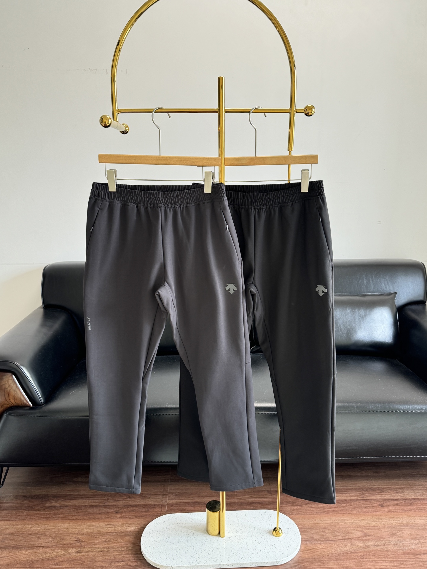 NO:606598,——DESCENTE fleece sports and fitness trousers are a pair of extremely comfortable and versatile sports and leisure trousers. The fabric is stiff, anti-wrinkle, non-pilling, and has moderate elasticity. The sports version takes into account comfort and freedom of movement, providing a refreshing wearing experience during exercise, helping daily training and relaxed leisure. Outdoor running training can release the legs, with zero restraint. Size m-3xl gray black, alexander wang19860909——DESCENTE迪桑特 加绒运动健身长裤 特别舒适的一条百搭运动休闲长裤,面料挺括抗皱不起球,弹力适中.运动版型兼顾舒适与活动自由度,为运动过程提供清爽穿着体验,助力日常训练与轻松休闲.户外跑步 训练 可以释放双腿,零束缚 码数m-3xl 灰色 黑色,,alexander wang,Women's clothing