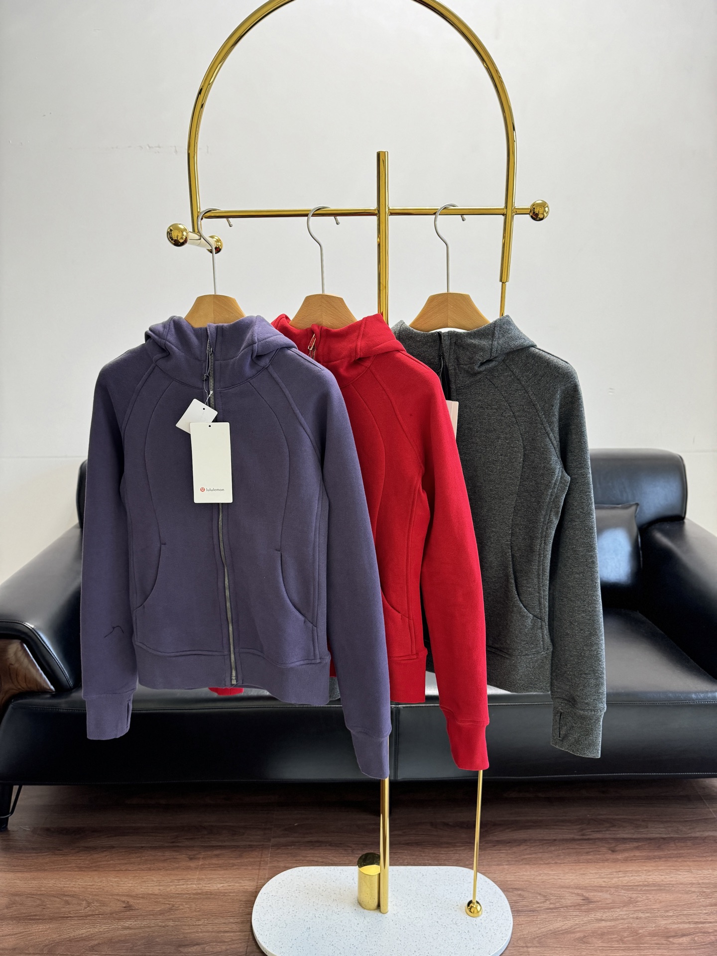 NO:607693,——lulu Scuba Fleece Hooded Jacket has an excellent slimming effect. The upper body highlights your good figure. It looks good no matter how you wear it. You will definitely regret it if you miss it. It can be worn alone or as a coat. It’s pure lust. Whoever wears it will look slimmer. I really recommend this jacket!  Made of 70% cotton and 30% polyester fiber, with thin velvet lining, it feels soft and comfortable. One piece is enough for autumn!  The large body is three-dimensionally cut, which is particularly comfortable and fits the body curve!  Side pockets are designed for convenient storage, and there are ribbed cuffs and hems!  Comfortable package protection!  The upper body is casual, comfortable and not fussy - it looks great when paired with sports!  If you want to look taller and slimmer, please close your eyes and enter!  Code number 4 6 8 1 purple red gray,,jackets & coats,hats,alexander wang19860909——lulu Scuba 抓绒连帽外套 显瘦效果绝绝子,上身凸显好身材,怎么穿怎么搭都好看,错过一定会后悔的 可以单穿也可以当外套 纯欲感拿捏了 谁穿谁显瘦 这件外套我真的要狠狠推荐！ 采用70棉30聚酯纤维, 内里加薄绒 手感柔软舒适秋天一件就够！ 大身都是立体剪裁的舒适性特别好 贴合修饰身材曲线！侧边带口袋设计的方便收纳 袖口下摆都有罗纹收口！舒适包裹防护！上身休闲舒适不挑人-运动搭配无敌好看！想要显高显瘦的请闭眼入！ 码数4 6 8 1 紫色 红色 灰色,,jackets & coats,hats,alexander wang,Women's clothing