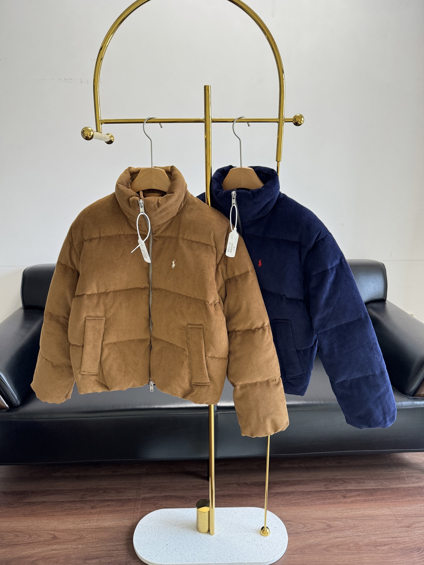 NO:607702,Comes with dust bag - RL Raf corduroy quilted down jacket 90 white duck down, autumn and winter texture warm ceiling is really beautiful!  High-density corduroy material, the velvet is fine and soft, has a matte suede high-end feel, is wind-resistant and wear-resistant, and is not easy to wrinkle. It has a relaxed and elegant feel for autumn and winter wear. The loose quilting process evenly locks the velvet. It can hide the thick sweater underneath regardless of your figure. The classic pony embroidery on the chest low-key highlights the brand texture; double patch pockets on the waist + built-in zipper pockets, safe storage of belongings;  Ribbed cuffs + hem, fit the body shape without catching wind, neat and warm. Size S-M-L brown navy blue, sweaters, down jacket, alexander wang19860909配防尘袋——RL拉夫灯芯绒绗缝羽绒服 90白鸭绒,秋冬质感保暖天花板真的太美了！高密度灯芯绒材质,绒条细腻柔软,自带哑光绒面高级感,抗风耐磨还不易皱,秋冬穿自带松弛贵气宽松绗缝工艺均匀锁绒,不挑身材还能藏住内搭厚毛衣, 胸前经典小马刺绣,低调彰显品牌质感； 腰部双贴袋+内置拉链袋,随身物品安心收纳； 罗纹收袖口+下摆,贴合身形不钻风,利落又保暖. 尺码S-M-L 棕色 藏蓝色,,sweaters,down jacket,alexander wang,Women's clothing