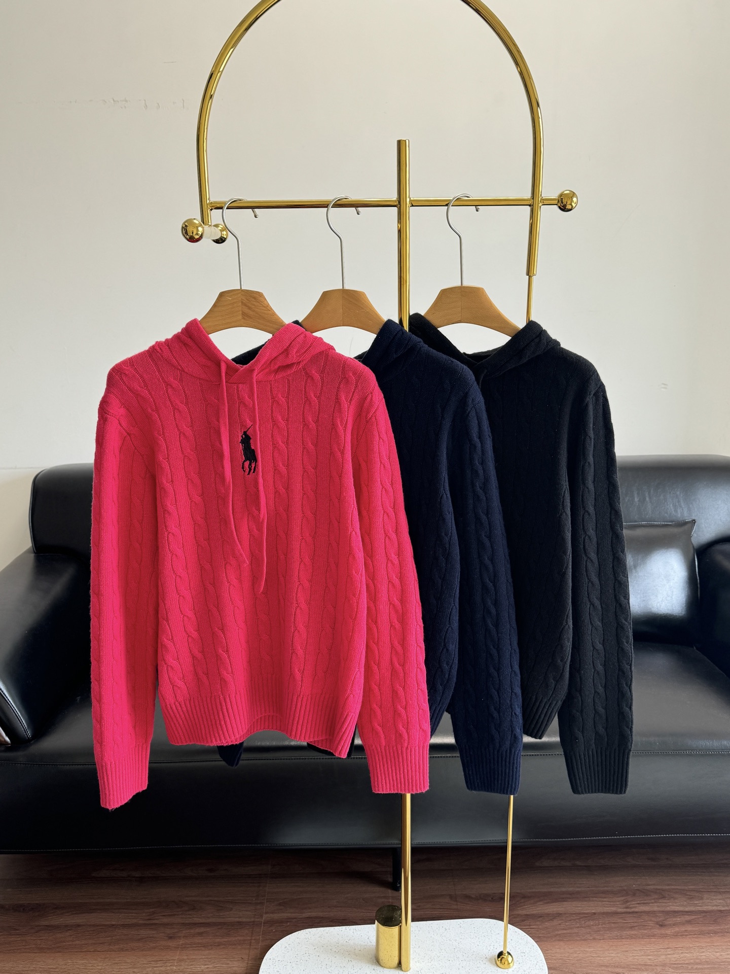 NO:607722,——Ralph Lauren Hooded Sweater This sweater and hoodie is so beautiful that I’m speechless!  This twist hoodie directly locks me into my autumn and winter wardrobe. The logo + twist pattern brings retro elegance, and the pony logo is the finishing touch of coolness!  100 cashmere fabric!  The soft fufu knitted skin feels like a ball of cotton wrapped in it. The hooded design is lazy and makes your face smaller. It can be worn with black shorts or leather skirts to create a 'sweet contrast', and it will make you turn heads when you go out on the street!  Size xs-l rose red navy blue black, skirts, shorts, sweaters, hats, alexander wang19860909——拉夫劳伦 连帽针织衫 毛衣帽衫美到失语！ 这件麻花帽衫直接把我锁死在秋冬衣柜里 logo＋麻花纹自带复古贵气,小马标是点睛的酷感小心机！100山羊绒面料！软fufu的针织贴肤像裹了团棉花,连帽设计慵懒又显脸小,搭黑短裤/皮裙都能穿出“甜拽反差感”,出街回头率直接拉满！ 码数xs-l 玫红色 藏蓝色 黑色,,skirts,shorts,sweaters,hats,alexander wang,Women's clothing