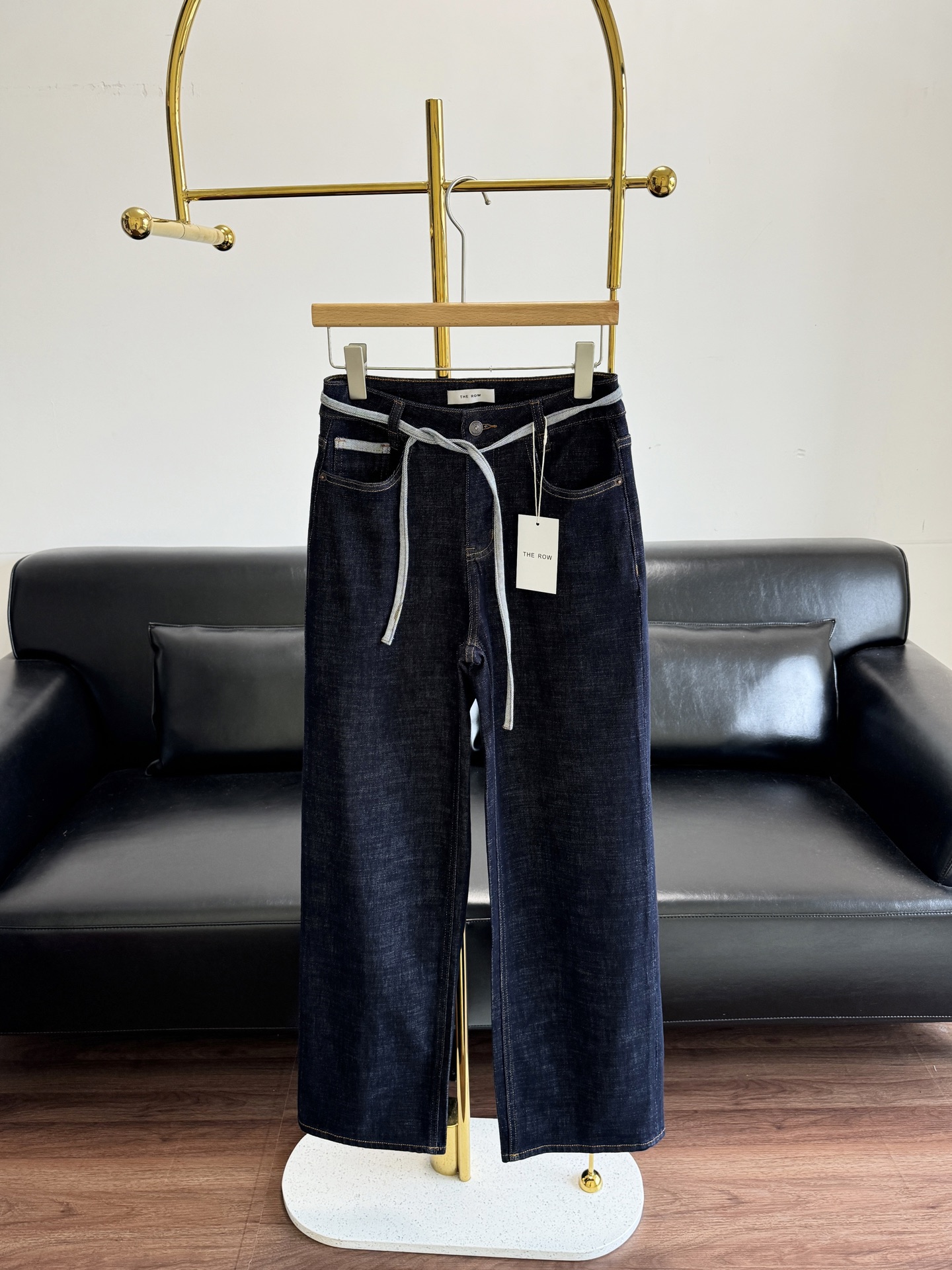 NO:607692,——The row simple waistband elastic jeans. These are super good-looking. The pure cotton fabric is stretchy. The color is retro and dark. It is very versatile. The waist has a waistband design. The simple version shows more temperament. The high-waisted straight version. Size s-xl,,jeans,alexander wang19860909——The row简约腰绳弹力牛仔裤 这款超级好看 纯棉面料是有弹力的 色系是复古深色系 很百搭 腰部有配腰绳设计 简约版型 更显气质 高腰直筒版型 码数s-xl,,jeans,alexander wang,Women's clothing