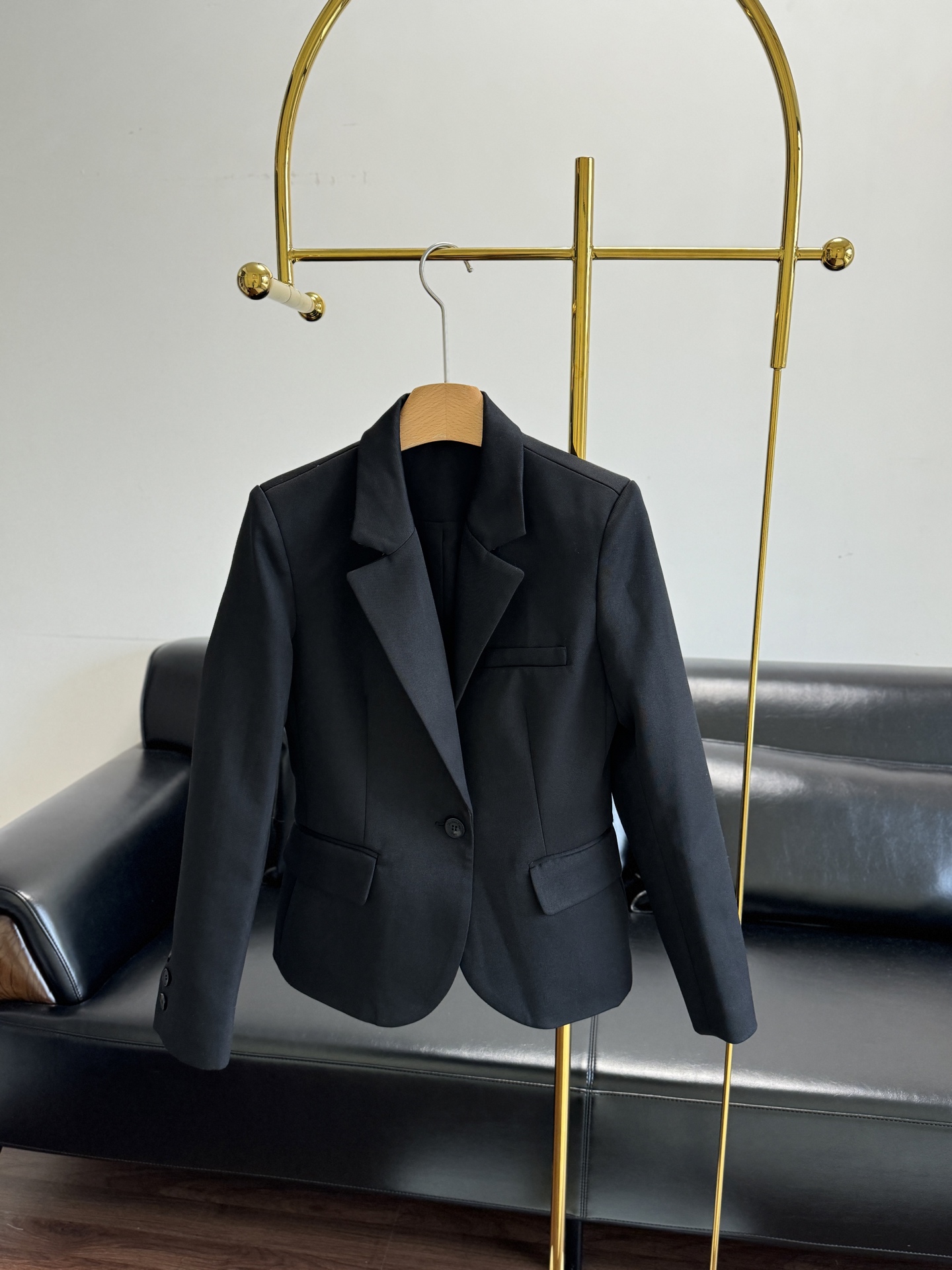 NO:607712,——Dior/Dior Short Suit Jacket, a suit jacket that is slimmer and will turn heads! Carefully made of wool fabric!  Three-dimensional tailoring, the upper body will not be floppy, and the length of the dress is made into a short style, which is perfect for small people!  It looks slim without compromising your height, you can match it with whatever you want ~ size s-xl, dior, dior, jackets & coats, business suit, alexander wang19860909——Dior/迪奥 西装短款外套 版型更显瘦,回头率狠篙的一款西装外套! 采用羊毛面料精心制作！立体剪裁,上身不会软趴趴,衣长是做了偏短款的样式对小个子来说太合适啦！显瘦且不会压身高,随便你怎么搭配都可以~ 码数s-xl,,dior,dior,jackets & coats,business suit,alexander wang,Women's clothing