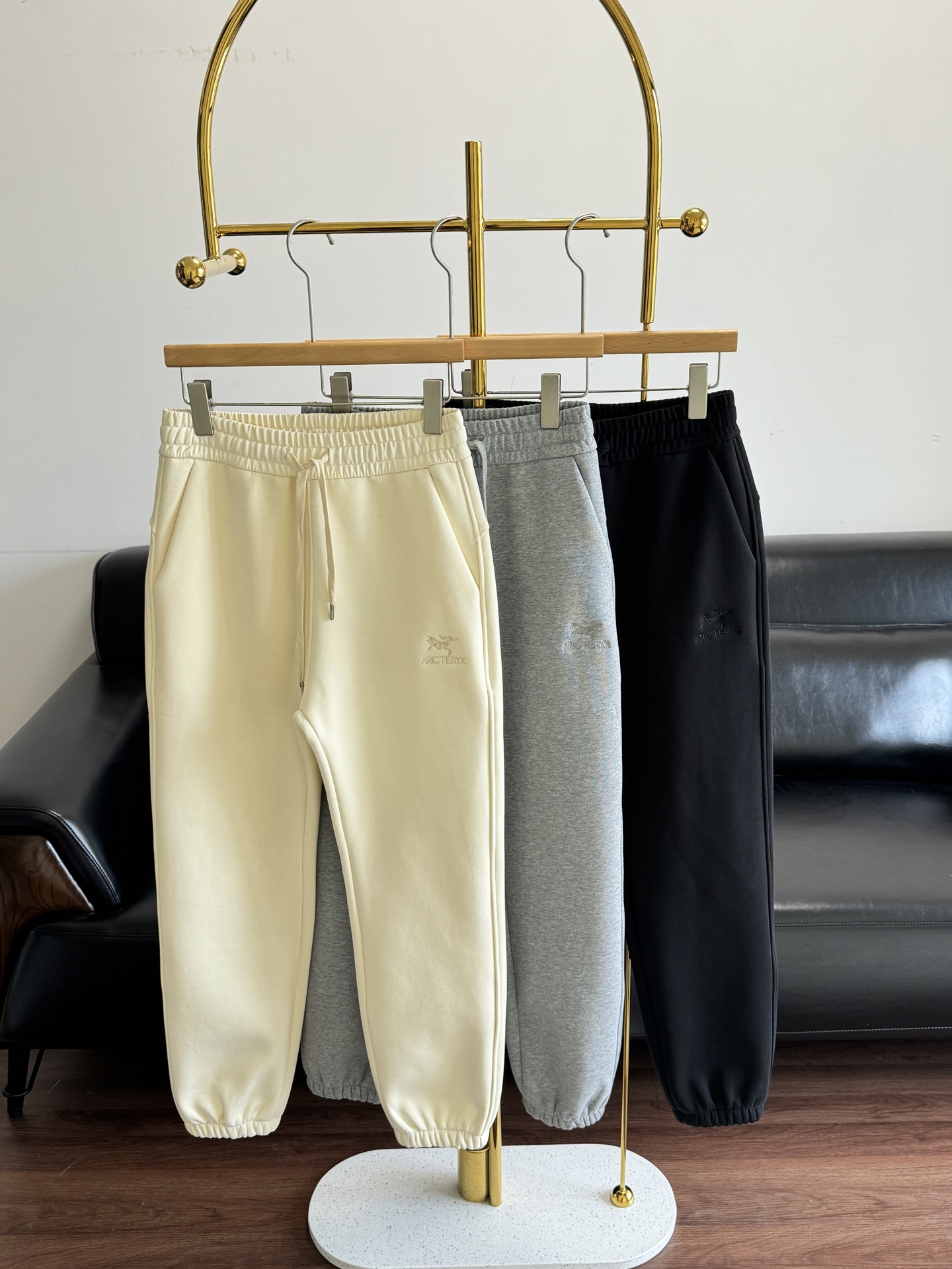 NO:609476,——Arcteryx Autumn and winter velvet couple's bird embroidered drawstring plus velvet cuffed sweatpants casual trousers Bird embroidered couple's velvet sweatpants I really need this kind of velvet and thickened pants in winter ~ the same style for men and women. It is simple and easy to match. The elastic drawstring design is more sporty, comfortable on the upper body, and very tolerant to the body shape!  580g, thick, comfortable and warm, smooth and fine velvet, comfortable upper body. Size: M-3XL black gray off-white, arc'teryx, alexander wang19860909——Arcteryx始祖鸟 秋冬加绒情侣款小鸟刺绣抽绳加绒收口卫裤休闲裤长裤  小鸟刺绣情侣款加绒卫裤 冬天真的太需要这种加绒加厚的裤子啦~男女同款 简简单单非常好搭配 松紧抽绳设计,更加的运动风,上身舒适,对身材的包容性也灰常的友好! 580g厚重舒适温暖,绒质顺滑细腻,上身舒适码数:M-3XL 黑色 灰色 米白色,arc'teryx,alexander wang,Women's clothing