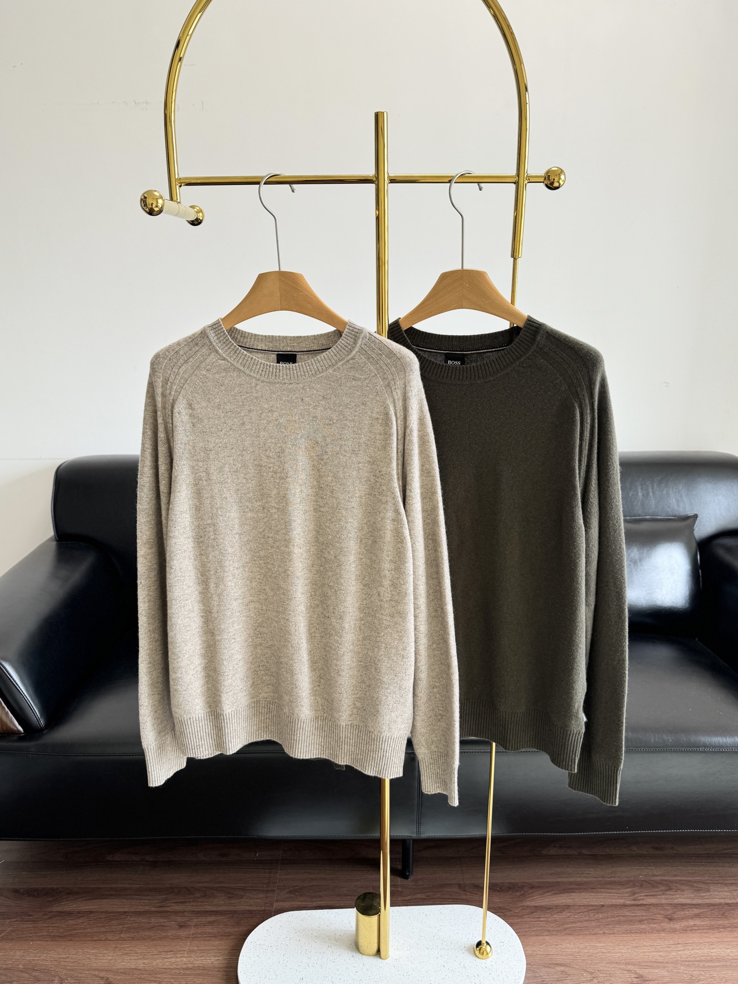 NO:609470,——Boss crew neck sweater. I love this quality JI Jian knitted item. Whether worn alone or layered, it can look casual and elegant!  Made of cashmere fabric, warm, delicate, skin-friendly and comfortable!  It feels soft and waxy, so comfortable that you won’t want to take it off when you put it on!  The base layer is both fashionable and warm, and you don’t need to have strong matching skills to easily create a stylish look!  Regular fit design makes sweaters more comfortable and stylish to wear!  Stretch ribbed cuffs and hem!  Elastic and comfortable, it is both shaping and not easy to loosen, full of details, reflecting the meticulous pursuit of high quality, very high-end and classy! Size s-xl oatmeal green, alexander wang19860909——boss 圆领针织衫 钟爱这种有品质的JI简针织单品不管是单穿/内搭,都能显得随性大方！ 采用羊绒面料,保暖细腻亲肤舒适！手感软糯,穿上就舍不得脱的那种舒适亲肤不扎皮肤！打底既时髦又保暖不需要很强的搭配功底轻轻松松就能搭出范！ 常规版型设计令针织衫穿着更加舒适有型！袖口和下摆均采用弹力螺纹织口！弹性舒适,既塑形又不易松弛,细节满满,体现对高品质的细致追求,非常高端显档次! 码数s-xl 燕麦色 绿色,,alexander wang,Women's clothing