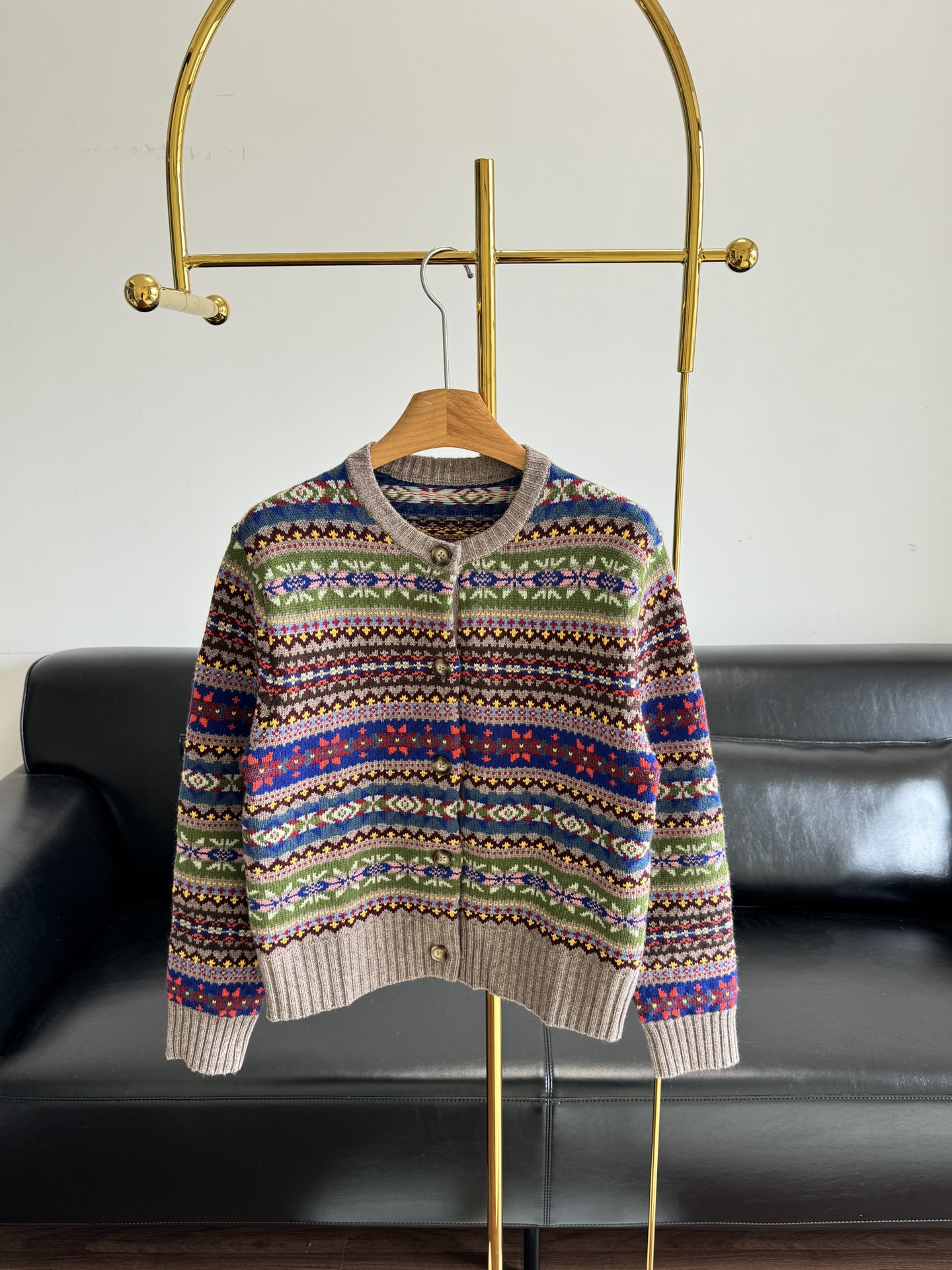 NO:609474,——Ralph Lauren Fair Isle jacquard wool cardigan is perfect for the upper body! This is the god of autumn and winter atmosphere. When it comes to layering in autumn and winter, such a soulful cardigan is really indispensable in the wardrobe! I was fascinated by it at a glance. It uses 14 kinds of yarns to weave the classic Fair Isle pattern. It has a retro feel but the version is super fashionable!  Wool material, soft and warm. Round neck + single-row button design, easy to put on and take off, rib knitting on the cuffs and hem fits the body shape better. A must-have for autumn and winter, it looks great whether worn alone or layered with shirts, and can easily create a retro lazy style. Size sml, shirts, alexander wang19860909——拉夫劳伦 费尔岛提花羊毛开衫 上身就被拿捏了!这才是秋冬氛围感的神 说到秋冬叠穿,衣柜里真的少不了这样一件灵魂开衫!一眼就被它迷住S,整整用了14种颜色纱线织出那种经典的费尔岛图案 复古感直接拉满但版型却超级时髦! 羊毛材质,柔软又保暖.圆领+单排纽扣设计,穿脱方便,袖口和下摆罗纹针织更贴合身形.秋冬穿搭必备,无论单穿还是叠搭衬衫都很出彩,轻松打造复古慵懒风 码数sml,,shirts,alexander wang,Women's clothing