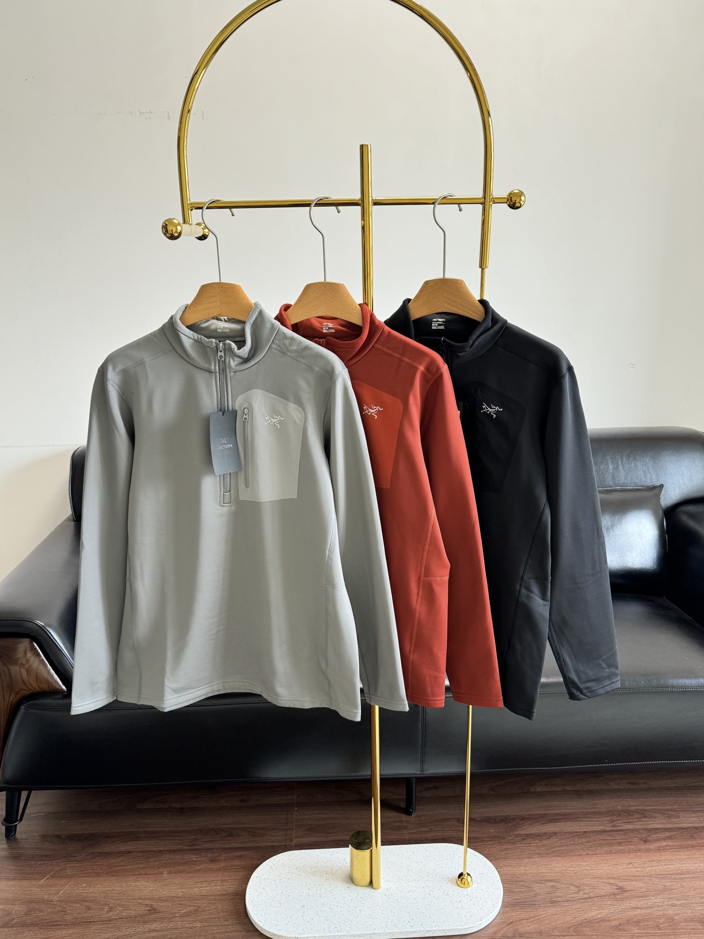 NO:609468,——Arc'teryx velvet half-zip top, cotton fabric!  The small stand-up collar with velvet lining has a 3D fit and is cut with a half-zip placket. The opening and closing range can be adjusted freely to maintain flexibility!  In winter, you can use it as an inner liner to wear two pieces of clothing, and its practical properties explode. No matter whether it is daily commuting or outdoor hiking, it can provide you with a warm and comfortable daily life!  Size m-2xl gray orange black,arc'teryx,alexander wang19860909——始祖鸟 加绒半拉链上衣 棉面料！内里加绒小立领3D立体合身剪裁,半拉链开襟立领,可自由调节开合幅度保持灵活！冬季做内胆,一衣两穿,实用属性大爆发,甭管是日常通勤还是户外徒步,承包你温暖舒适的日常！ 码数m-2xl 灰色 橘色 黑色,arc'teryx,alexander wang,Women's clothing