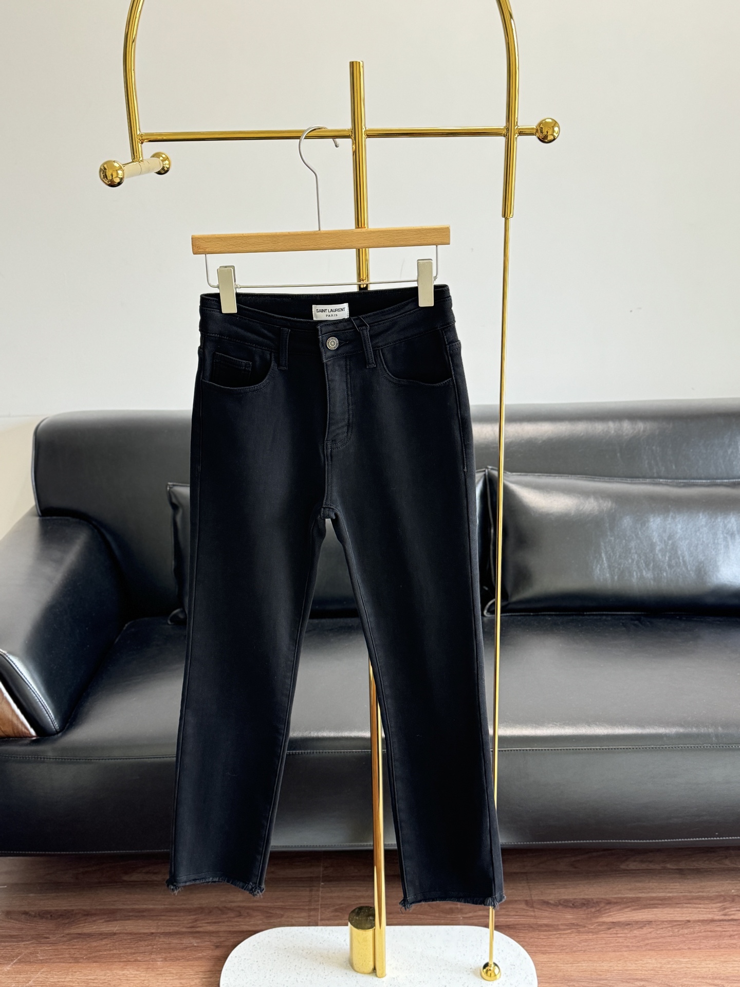 NO:609456,——ysl Saint Laurent embroidered straight plus velvet (moderate velvet) jeans, a pair of trousers that can be either salty or sweet!  Casual yet with a sense of intellectual elegance and playfulness!  The shape is superb, and the straight design can perfectly modify the shape of the legs. Whether you have thick or straight legs, you can easily control them and instantly lengthen your leg lines. Cotton fabric!  Be stretchy!  Logo embroidery embellishment on the back pocket!  The embroidery is made using imported embroidery machines, which is very exquisite and delicate!  Sisters, come and receive these pants!  Code number sml,,saint laurent,saint laurent,jeans,alexander wang19860909——ysl圣罗兰刺绣直筒加绒(适中绒)牛仔裤 可盐可甜的一款裤装！ 休闲当中又有着知性的优雅感俏皮！ 版型超绝,直筒设计能完美修饰腿型,不管是腿粗还是腿不直的姐妹,都能轻松驾驭,瞬间拉长腿部线条. 棉面料！有弹力！后口袋logo刺绣点缀！ 采用进口刺绣机刺绣 非常精湛细腻！ 姐妹们 快来接收这款裤子吧！ 码数sml,,saint laurent,saint laurent,jeans,alexander wang,Women's clothing