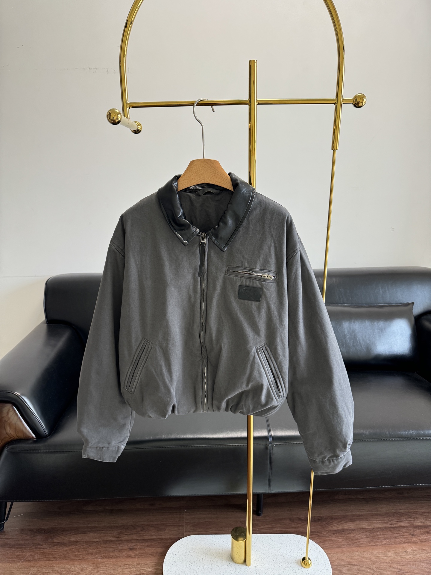 NO:609462,——Acne Studios SS25 leather collar logo off-shoulder long-sleeved bomber jacket cotton jacket, cotton fabric, washed and distressed retro craftsmanship, short version to modify the leg length, retro gray tone has a vintage flavor, same style for men and women!  Wear it casually with overalls or jeans, it will look very stylish, you can easily get American retro or simple street style! Size sml,,acne studios,dior,jeans,jackets & coats,jackets & coats,alexander wang19860909——Acne Studios SS25 皮领徽标落肩长袖飞行员夹克棉服外套 棉面料 水洗做旧复古工艺 短款版型修饰腿长,复古灰色调有一股古着的味道 男女同款！ 随便搭工装裤or牛仔裤都很有型,轻松get美式复古or简约街头风! 码数sml,,acne studios,dior,jeans,jackets & coats,jackets & coats,alexander wang,Women's clothing