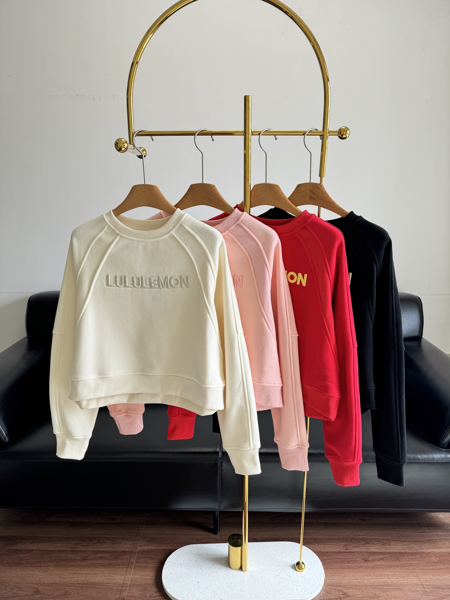 NO:609495,——lulu short round neck letter embroidered velvet sweatshirt with velvet lining and eye-catching color!  Very atmospheric!  And very textured!  The short version is comfortable and casual!  Create a dynamic, sporty look!  This tailoring is very elegant, with three-dimensional threaded stitching all over the body and raglan sleeves. It’s very nice and the details are in place!  !  Size sml apricot pink red black, hoodie, sweatshirts, alexander wang19860909——lulu 短款圆领字母刺绣加绒卫衣 内里加绒,颜色又很吸睛！很有氛围感！又很质感！ 短款版型就 是舒适随性的感觉！打造充满活力的运动造型！这款剪裁超讲究全身都有立体的螺纹拼接,还有连肩袖,很nice 属于细节到位,到位！！ 码数sml 杏色 粉色 红色 黑色,,hoodie,sweatshirts,alexander wang,Women's clothing