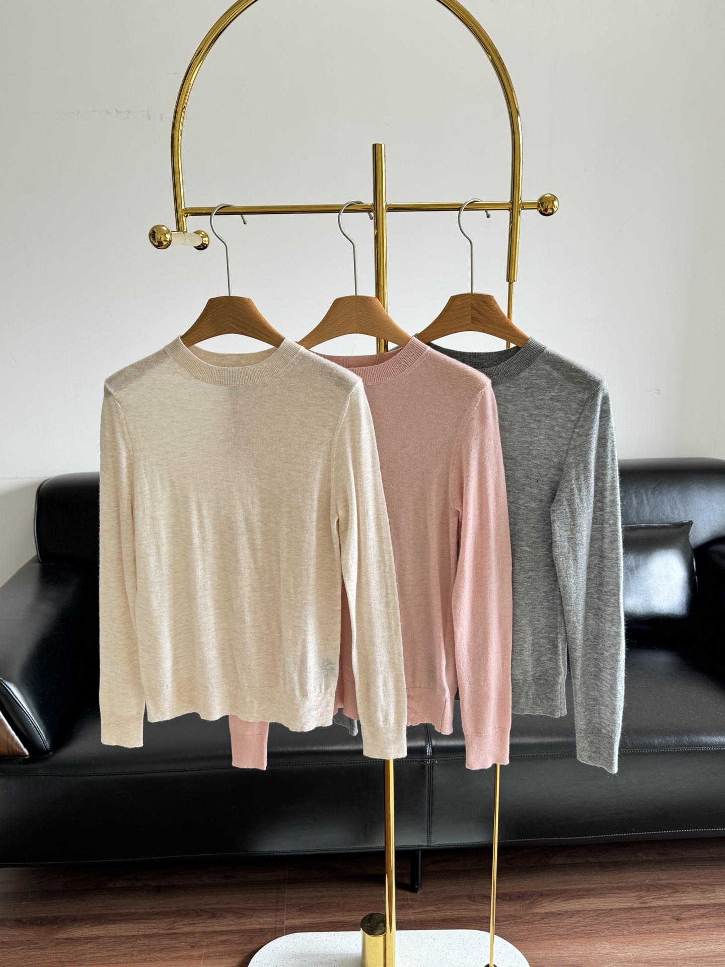 NO:609490,——♀Theory This super soft cashmere base layer is a must-recommend style every year. It’s so easy to wear and it’s also a must-have base layer for autumn and winter!  The most important thing about such a personal item is comfort!  Made of cashmere, it is smooth, warm and light, fried grade soft and delicate, very comfortable!  The yarn is delicate, soft and tight, and the knitted fabric has elasticity without any feeling of restriction!  It's definitely not what cheap products can show. Only when you receive it will you know how good it is!  Fried chicken in every color is suitable for autumn and winter. You should have one for both light and dark colors!  Slim fit, classic style that can be worn alone or worn underneath, suitable for a variety of occasions. It’s perfect for wearing alone or with a jacket. It looks great when paired with pants or a skirt. It’s the kind of style you always have in your wardrobe!  Size SML gray apricot pink,,skirts,jackets & coats,alexander wang19860909——♀Theory 超级柔软的的羊绒打底衫 年年都必须推荐的款 太好穿了 也是必入的秋冬基础打底款！ 这种贴身的物件最讲究的就是舒适！ 采用羊绒 顺滑温润的轻薄款 炒级柔软细腻,很舒服！ 纱线细腻柔和紧致针织上有弹力 不会有任何束缚感！ 绝对不是那种廉价品所能呈现的, 收到才能知道有多好！ 每个颜色都炒鸡适合秋冬搭配用 浅色深色都该备一件哈！修身版型,经典的单穿内搭亦可,适合多种场合搭配.单穿或者配个外套都再合适不过了,随意搭配个裤子或者裙子都是敲美腻,就是衣橱里常备的那种款式！ 码数SML 灰色 杏色 粉色,,skirts,jackets & coats,alexander wang,Women's clothing