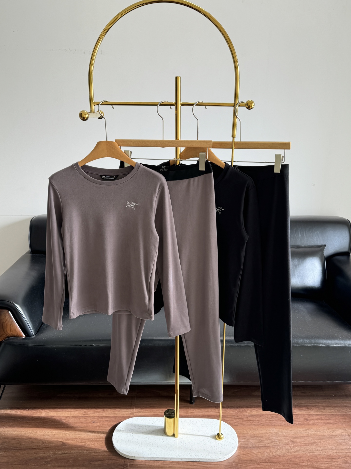 NO:609482,——Archa’teryx Women’s Thermal Suit is beautiful, warm, and slim-fitting. It’s great!  Double-sided brushing technology, combined with the fluffiness of expanded acrylic and the moisture of coconut oil, makes it silky and soft to the touch; the fabric is added with coconut oil, which has the effect of moisturizing and nourishing. It can give your skin a SPA every day in the dry autumn and winter seasons; the version is very A, it looks good when worn alone, is not bulky, and is very warm!  It's stretchy and warm, and it's very tolerant to your body shape!  !  It’s extremely comfortable on the upper body, and the key is, it’s also super slim!  !  The wall is cracked and I suggest that all sisters get one. Size sml purple black, arc'teryx, alexander wang19860909——始祖鸟 女款保暖套装 美,暖,修身,太赞了！双面拉绒工艺,加上膨体晴纶的蓬松感和椰油的滋润,丝滑柔顺的触感；布料添加了椰油,有润肤滋养的功效,在干燥的秋冬季节每天都能给你的皮肤来个SPA； 版型很A,内搭单穿都好好看,穿上不臃肿,又很暖和！弹力大又保暖,对身材的包容性很好！！上身巨舒服,关键还超显瘦！！ 墙裂建议姐妹们人手一件 码数sml 紫色 黑色,arc'teryx,alexander wang,Women's clothing