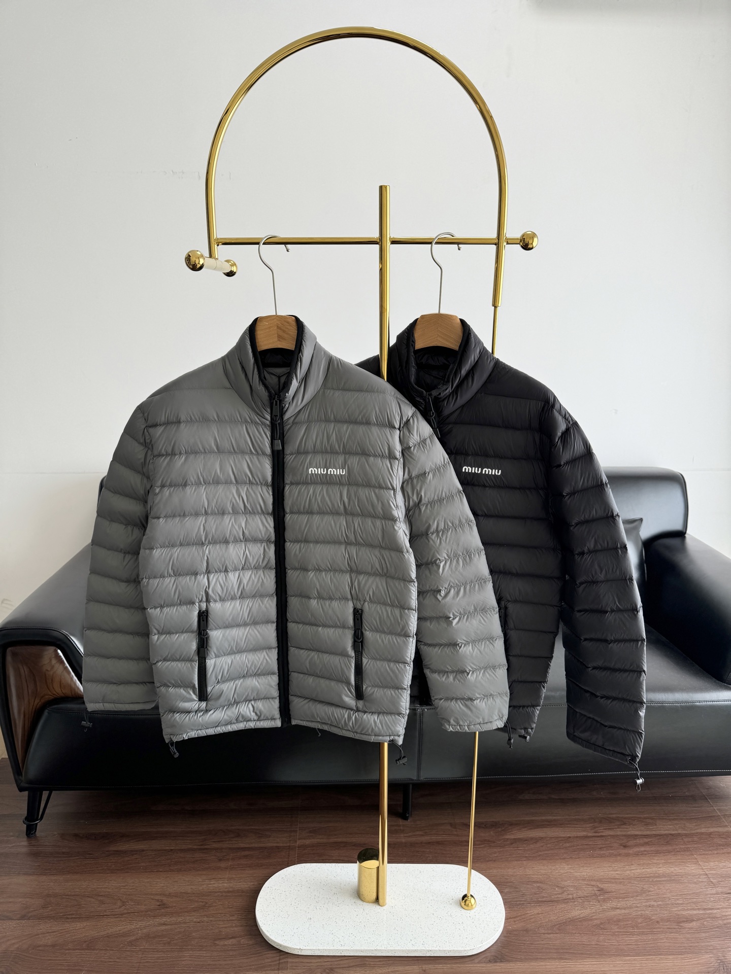 NO:609480,Comes with dust bag - MiuMiu's new ribbed stand-up collar down jacket. Same style for men and women. The oversize version is not flattering. The stand-up collar design interprets simple and fashionable. The collar and placket are bound by black cashmere. The side pockets are practical, and the cuffs and hem have elastic drawstrings. It is windproof and adjustable. The white brand letter embroidery on the left chest highlights the recognition and embodies MiuMiu's rebellious spirit. 90 duck down!  Light filling adds comfort and style, and the loose fit makes you feel more relaxed and relaxed. The high-end texture and simple style perfectly blend, making it a must-have fashion item in the cold season. Size S/M/L Gray Black,,miumiu,versace,down jacket,alexander wang19860909配防尘袋——MiuMiu缪缪新款 排骨立领羽绒服 男女同款 oversize版型不挑身材 立领设计,诠释简约时尚.领口与门襟均以黑色羊绒包边 侧边口袋兼顾实用,袖口与下摆均有弹力抽绳 防风又可调节松紧.左胸白色品牌字母刺绣 彰显辨识度,体现MiuMiu的叛逆精神.90鸭绒！轻盈填充增添舒适与风格,宽松版型更显慵懒自在. 高级质感与简约风格完美交融,成为寒冷季节的必备时尚单品. 尺码S/M/L 灰色 黑色,,miumiu,versace,down jacket,alexander wang,Women's clothing