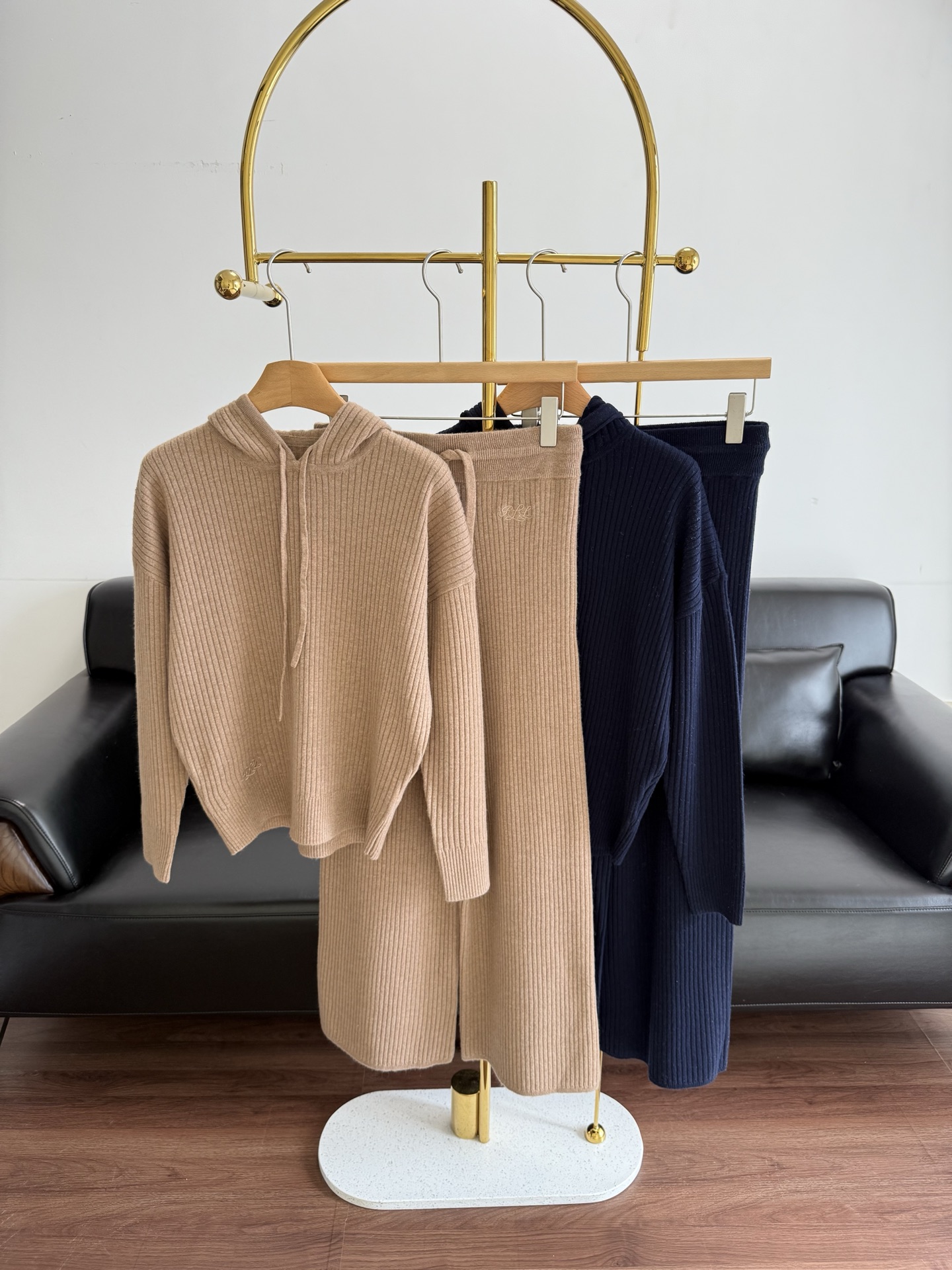 NO:610285,——Ralph Lauren wool hooded sweater suit. The classic age-reducing hooded knitted sweatshirt echoes the wool texture. It is basically one piece for everyone, because it really reduces age and is easy to wear for many occasions. It is loved by everyone. It can be worn alone or layered with the hood inside the jacket. It can achieve the finishing touch. This knitted sweater is really soft. The main thing is its soft feel and the soul of reducing age.  As well as the easy-to-match characteristics, textured colors are selected to make the overall more timeless and force majeure this season~ Time and age reduction. The warm wool hooded sweater has a loose fit + hooded design. It is slim and easy to wear. It is full of lazy atmosphere and has a strong sense of style. It not only has the artistic accomplishment of knitting, but also has high-end code numbers. SML khaki blue, loro piana, hoodie, sweatshirts, jackets & coats, hats, alexander wang19860909——Ralph Lauren 羊毛连帽针织衫套装 经典减龄的连帽针织卫衣羊毛质感的呼应基本上是人手壹件的 因为它真的狠减龄应对多场合的好穿人见人爱无是单穿或在外套里面翻帽叠穿 都能做到画龙点睛的效果 这次的这件针织卫衣 真的很轻柔 主打的就是它的柔软手感 减龄的灵魂 以及好搭的特性选取了有质感的颜色 让整体更加的时量成为本季的不可抗力~ 时量 减龄 温暖的羊毛连帽针织衫宽松版型+连帽设计 显瘦好穿 充满慵懒气息 造型感强 它不仅有针织的文艺涵养高阶 码数sml 卡其 蓝色,,loro piana,hoodie,sweatshirts,jackets & coats,hats,alexander wang,Women's clothing