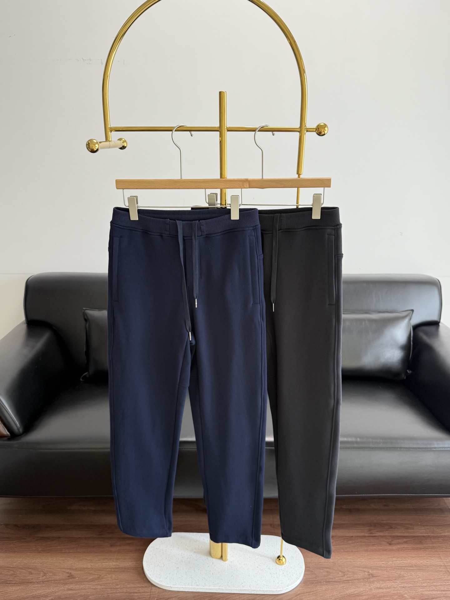 NO:610295,——lulu straight-leg fleece trousers!  In winter, not only do you need to keep warm, but you also need to look stylish when going out!  Can handle any style. If you are looking for clean fit and high-end looks, this is a really good choice!  Lined with velvet, the anti-wrinkle fabric perfectly modifies the shape of your legs. You can hold it whether in the workplace or in daily leisure!  Size m-xxl blue black, alexander wang19860909——lulu 直筒加绒长裤！ 冬季不光保暖 出门也要凹造型啊！任何风格都能驾驭 追求cleanfit 高级感的穿搭 这条真是不错的选择！内里加绒,完美修饰腿型抗皱面料 无论是职场还是日常休闲都可以hold住！ 码数m-xxl 蓝色 黑色,,alexander wang,Women's clothing