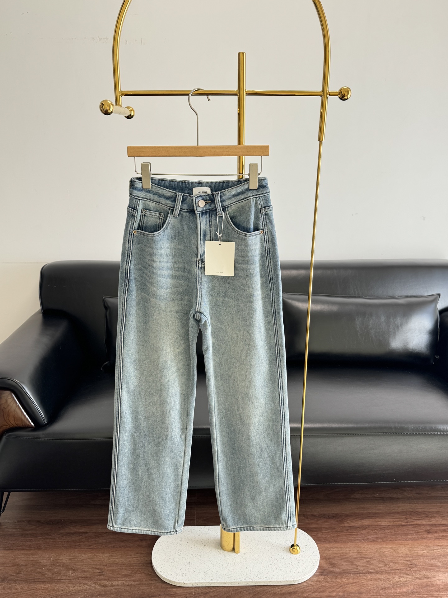 NO:610318,——the row straight-leg thickened velvet jeans. This pair is worth collecting!  The three-dimensional effect is visible to the naked eye!  If the pants have the right shape, they will look stylish no matter who you wear them. It has nothing to do with your own leg shape!  You can always trust the aesthetics of the row!  The style is so stunning that you will be amazed!  !  Lined with velvet, Turkish cotton fabric!  Code number s-xxl,,jeans,alexander wang19860909——the row 直筒加厚绒牛仔裤 这条是值得收藏的！肉眼可见的立体感啊！裤型到位,谁穿都一样有型,跟自身的腿型就没啥关系了！你可以永远相信the row的审美！版型惊艳的程度上身会感叹！！内里加绒,土耳其棉面料！ 码数s-xxl,,jeans,alexander wang,Women's clothing