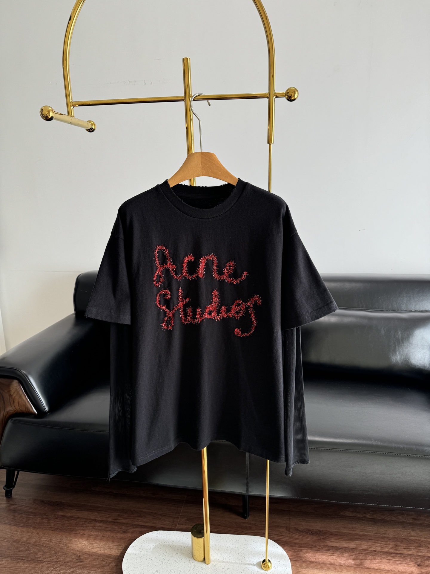 NO:610322,——Acne Studios fake two-piece T-shirt. Black main color + red letters are fun and shiny. Loose fit, soft and comfortable cotton fabric, great for daily wear or festivals! The brand's consistent sense of creativity and details is perfect for you who like individuality and fashion. Pair it with jeans or casual pants, and you can easily get a fashionable look. Sizes SML,,acne studios,dior,jeans,tees,t-shirt,alexander wang19860909——Acne Studios 假两件T恤 黑色主色+红色字母趣味又闪亮.宽松版型,棉质面料柔软舒适,日常穿搭或节日都很出彩!品牌一贯的创意与细节感,超适合喜欢个性和时尚的你,搭配牛仔裤或休闲裤,轻松get时髦造型 尺码SML,,acne studios,dior,jeans,tees，t-shirt,alexander wang,Women's clothing