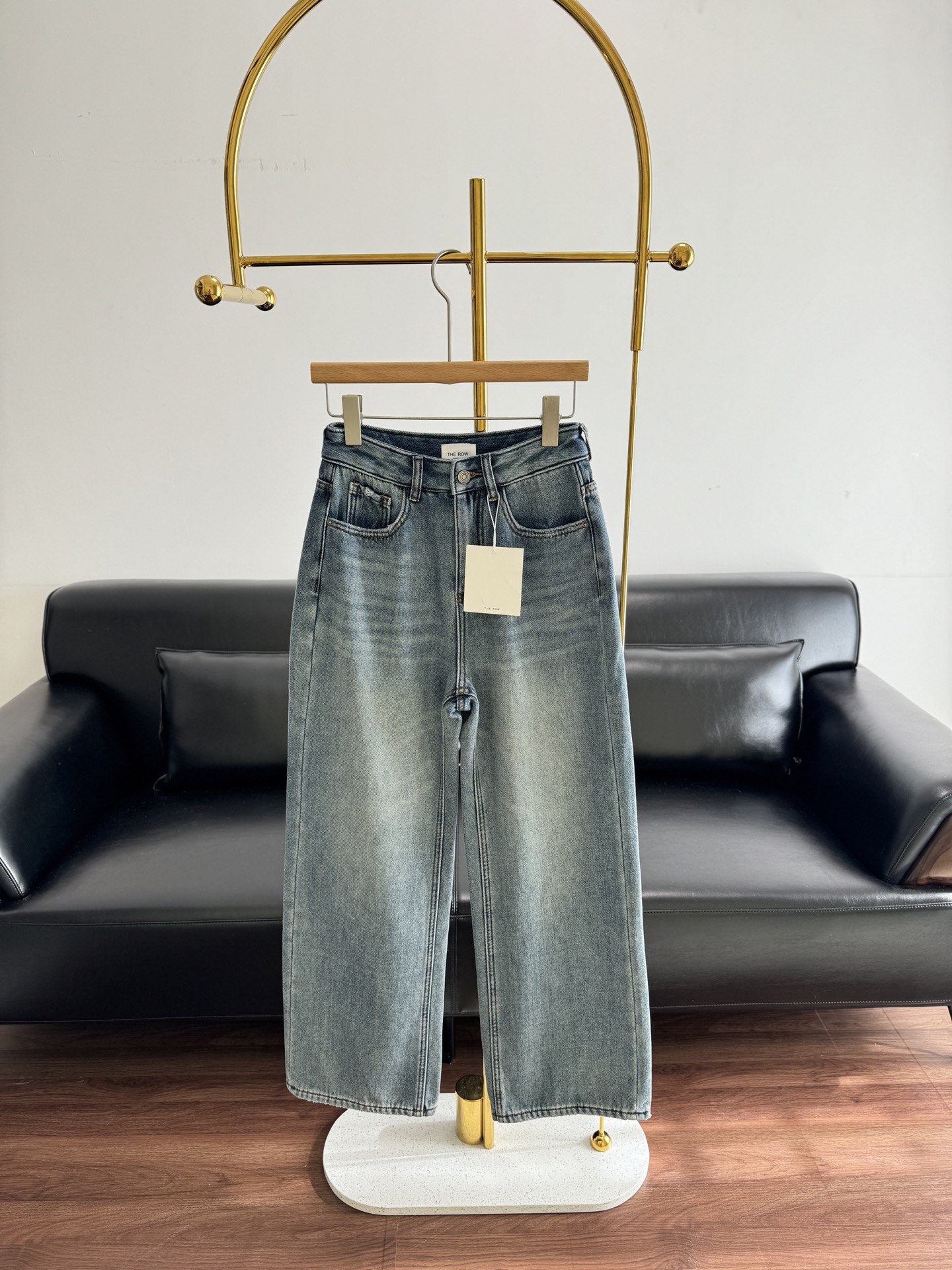 NO:611018,—— the row thick velvet straight wide-leg trousers, maternal and child-grade A-grade milk velvet, can lock in temperature and keep warm. They can survive the winter in the extremely cold weather in the north. They will not shed or fade. It will break your perception of stretch denim. It is slim, does not have bulging knees, is durable and not easy to deform. The straight leg is tolerant in the shape of the trousers. It is not as tight as large wide-leg jeans. It is comfortable and slim without any faults. A mother-level tolerant type.  Made of Turkish-style low-elastic or non-elastic fabric, it can be washed with heavy water. The finished product will be soft and waxy after washing, with clear and transparent color, high-end, nostalgic and durable look!  Durable and easy to care for!  It won’t become hard after being washed for a long time, the visual effect is richer, and the details reflect the unique and exquisite and demanding dressing taste!  Elegant and exquisite, it is tailor-made for women who pursue the ultimate dressing experience. It is suitable for winter weather in the extreme cold weather in the north, and it is stretchy. Size s-2xl,,jeans,alexander wang19860909—— the row 厚绒直筒阔腿长裤 母婴级a类牛奶绒,锁温保暖,北方零度极寒天气一条过冬,,不掉毛也不掉色. 打破你对弹力牛仔的认知 显瘦 膝盖不鼓包 耐造 不易变形4个优点集一身, 这个直筒 在裤型上的包容性 不像大阔腿牛仔裤那样压个子,舒服显瘦度上真的没的挑毛病了 亲妈级别包容型 用土耳其风格低弹或无弹面料 可重工水洗 成品水后 软糯 ,颜色光泽清晰 通透 高级怀旧耐看 ！耐造易打理！久洗不发硬 视觉效果更加丰富 细节之处体现与众不同的精致高要求的穿衣品位 ！ 贵气精致 就为追求极致穿衣体验的女士量身打造 北方零度极寒天气一条过冬,并且是有弹力的哟. 码数s-2xl,,jeans,alexander wang,Women's clothing