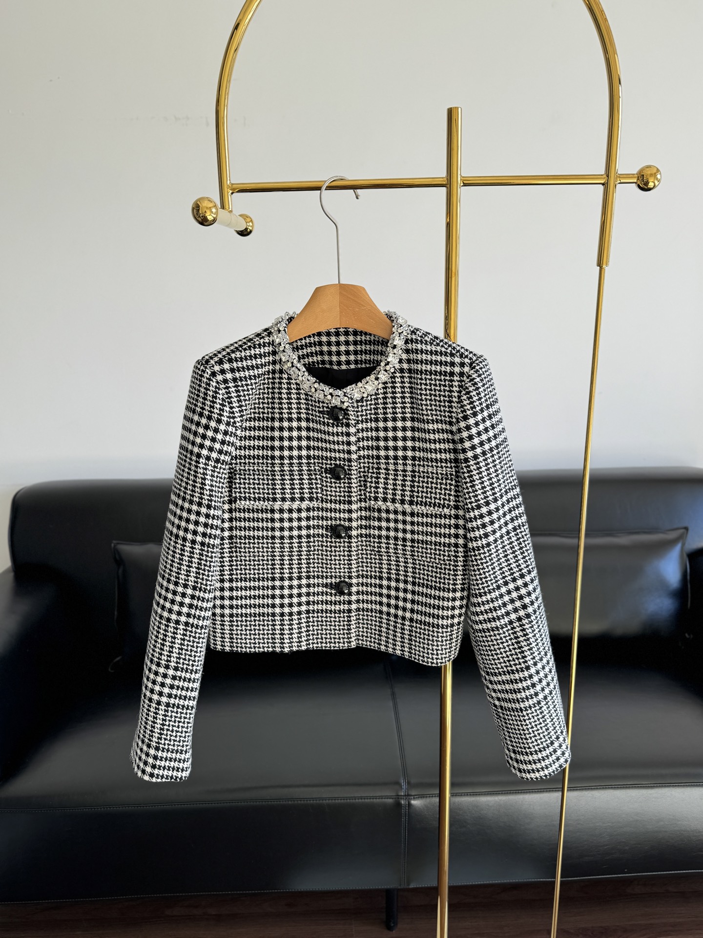 NO:611031,——self-portrait new plaid small fragrant style jacket The plaid small fragrant style short coat is simply a classic among classics, made of wool blended fabric!  The short version makes you look taller and slimmer!  Wear a small black handbag on your back, and the overall look is full of high-end, suitable for dates, parties or fashion street photography. It can easily create a capable and feminine atmosphere. Sisters, hurry up and try this combination to ensure that you become the most dazzling presence on the street!  Size sml,,jackets & coats,alexander wang19860909——self- portrait新品格纹小香风外套 格纹小香风短外套简直是经典中的经典,羊毛混纺面料！短款版型超级显高又显瘦！再背上小巧的黑色手提包,整体造型高级感满满,适合约会、聚会或者时尚街拍.轻松打造出干练又有女人味的氛围.姐妹们赶紧试试这套搭配,保证你成为街头最亮眼的存在！ 码数sml,,jackets & coats,alexander wang,Women's clothing