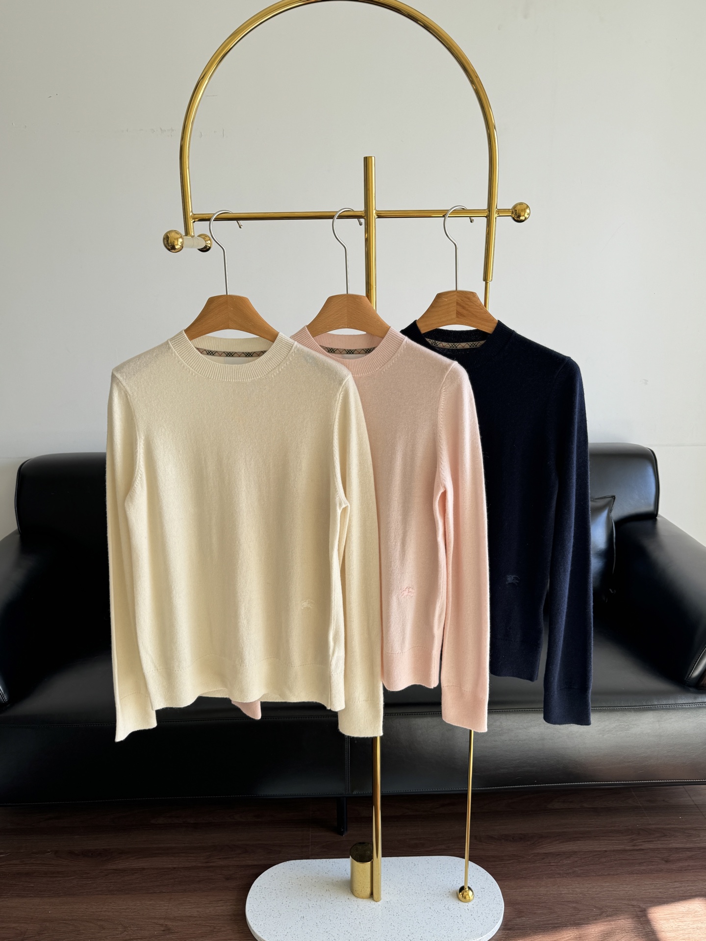 NO:611006,——Burberry round neck wool sweater. The wool feels soft and delicate, warm and comfortable. It is very suitable for spring and autumn! Round neck + loose fit, simple and elegant, low-key and elegant stitching. Gentle and versatile, it is great whether worn alone or as an inner layer, and can be easily managed for commuting and leisure. There is brand logo in the details, full of texture, it is a practical and design high-end item! Size sml pink off-white navy blue, burberry, alexander wang19860909——Burberry 圆领羊毛针织衫 羊毛触感柔软细腻,保暖又舒适,春秋季节穿超合适!圆领+宽松版型,简约大方,低调优雅针.温柔百搭,无论单穿还是内搭都很出彩,通勤休闲都能轻松驾驭.细节处有品牌标识,质感满满,是实用又有设计感的高端单品! 码数sml 粉色 米白 藏蓝色,,burberry,alexander wang,Women's clothing