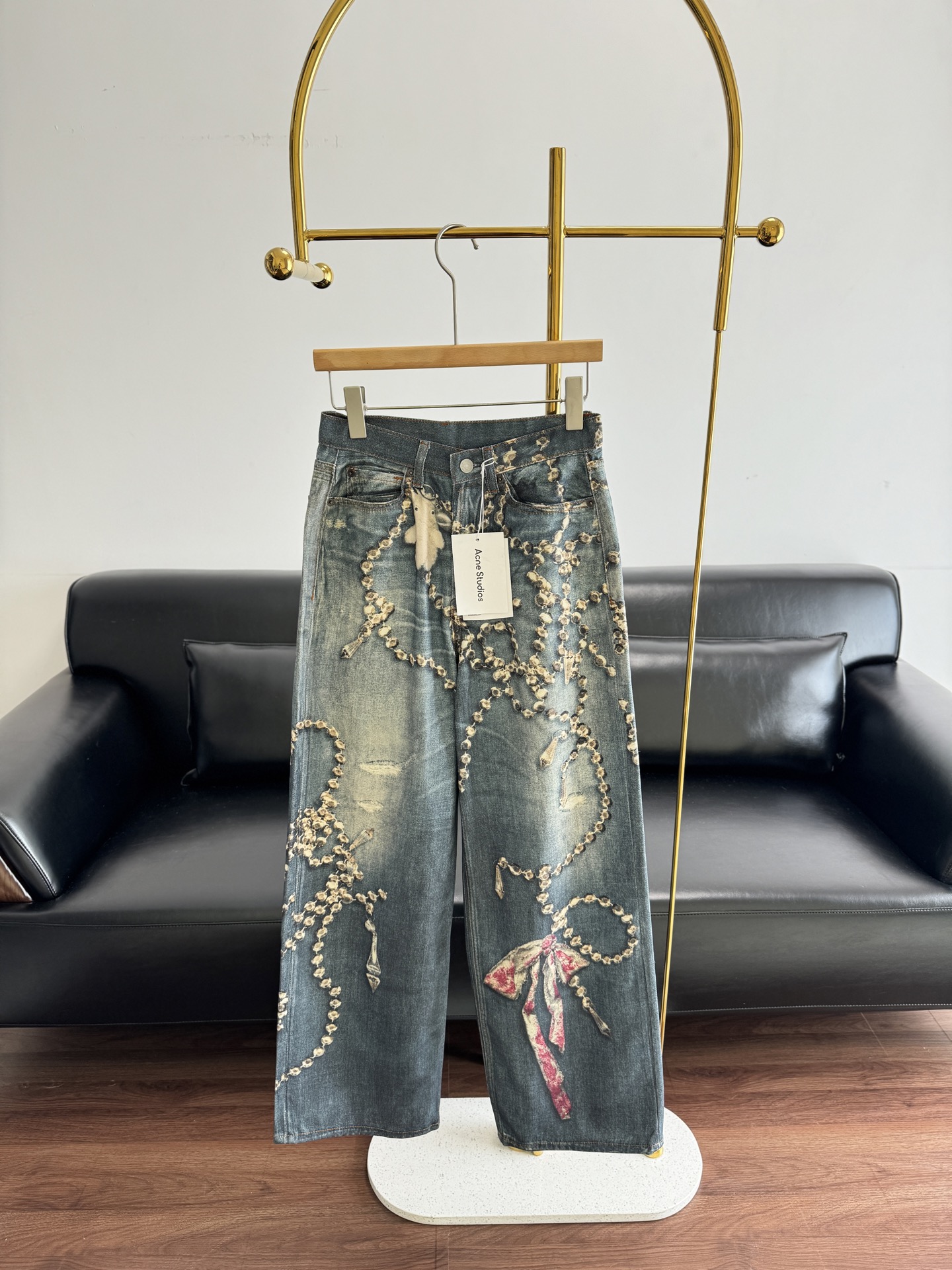 NO:610996,——Acne Studios 3D bow chain regular jeans are made of heavily washed denim, with a perfect aged texture. The trousers are embellished with 3D printed bows, chains and bear pendants. The sweet and cool style is super eye-catching. The loose, low-waisted wide-leg version is comfortable and fashionable. It is the same style for men and women and can easily control various body types. Pair it with a simple top to easily get the high street trend! Size 26 27 28 29,,acne studios, dior, jeans, alexander  wang19860909——Acne Studios 3D蝴蝶结链条常规款牛仔裤 采用重度水洗丹宁布,做旧质感满分.裤身点缀3D打印蝴蝶结、链条和小熊挂件,甜酷风格超吸睛协.宽松低腰阔腿版型,舒适又时髦,男女同款,轻松驾驭各种身材.搭配简约上衣就能轻松get高街潮流感! 码数26 27 28 29,,acne studios,dior,jeans,alexander wang,Women's clothing