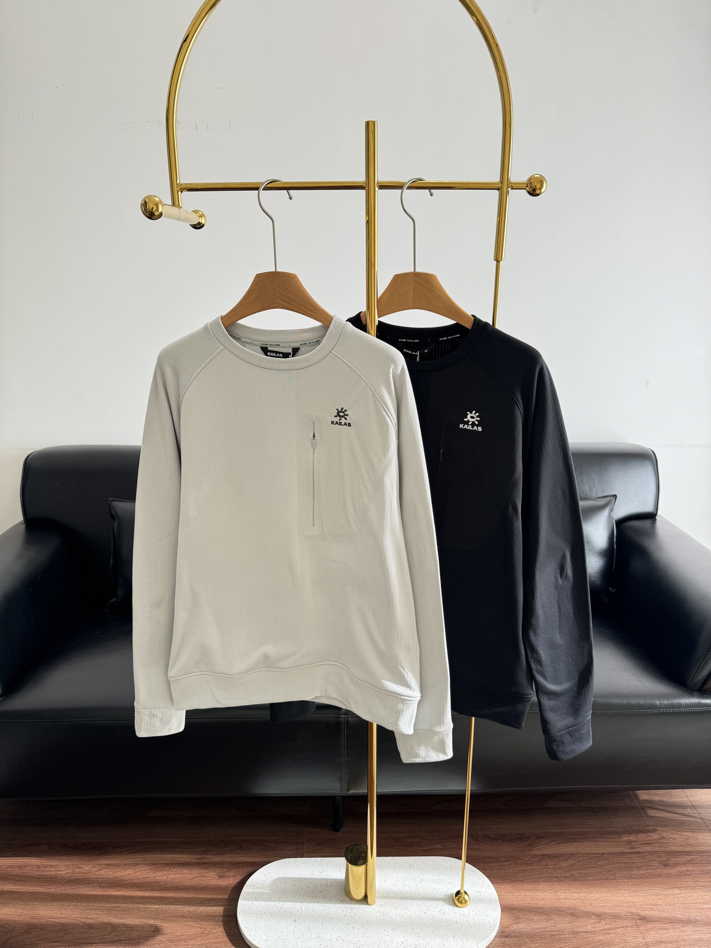 NO:611009,——Kaileshi Fleece Round Neck Long Sleeve is versatile and unobtrusive. The velvet-like fabric is very comfortable to wear next to the skin. It is light and thin but has a real sense of warmth. The brand embroidered logo on the pocket has neat and detailed lines and a strong three-dimensional effect. It can be seen at a glance and makes it highly recognizable when walking on the street!  The cuffs and hem are specially designed with cuffs, which not only make the clothes look more neat and stylish, but also prevent the cold wind from pouring in. Whether it is daily commuting, fitness training, or short-distance outdoor exploration, it can steadily meet the needs, both comfort and appearance are online, and a proper outfit is just what you need!  Size m-2xl gray black, alexander wang19860909——凯乐石 抓绒圆领长袖 百搭又不张扬,绒感面料贴身穿很舒服,轻薄但有实实在在的保暖感.口袋上的品牌刺绣logo 走线工整细致 立体感超强 一眼就能看出是 走在街上辨识度拉满！袖口&下摆 专门做了收口设计 不仅让衣服看起来更利落有型 还能防止冷风灌入 不管是日常通勤、健身撸铁,还是短途户外探索,它都能稳稳接住需求,舒适与颜值双双在线,妥妥的穿搭刚需！ 码数m-2xl 灰色 黑色,,alexander wang,Women's clothing