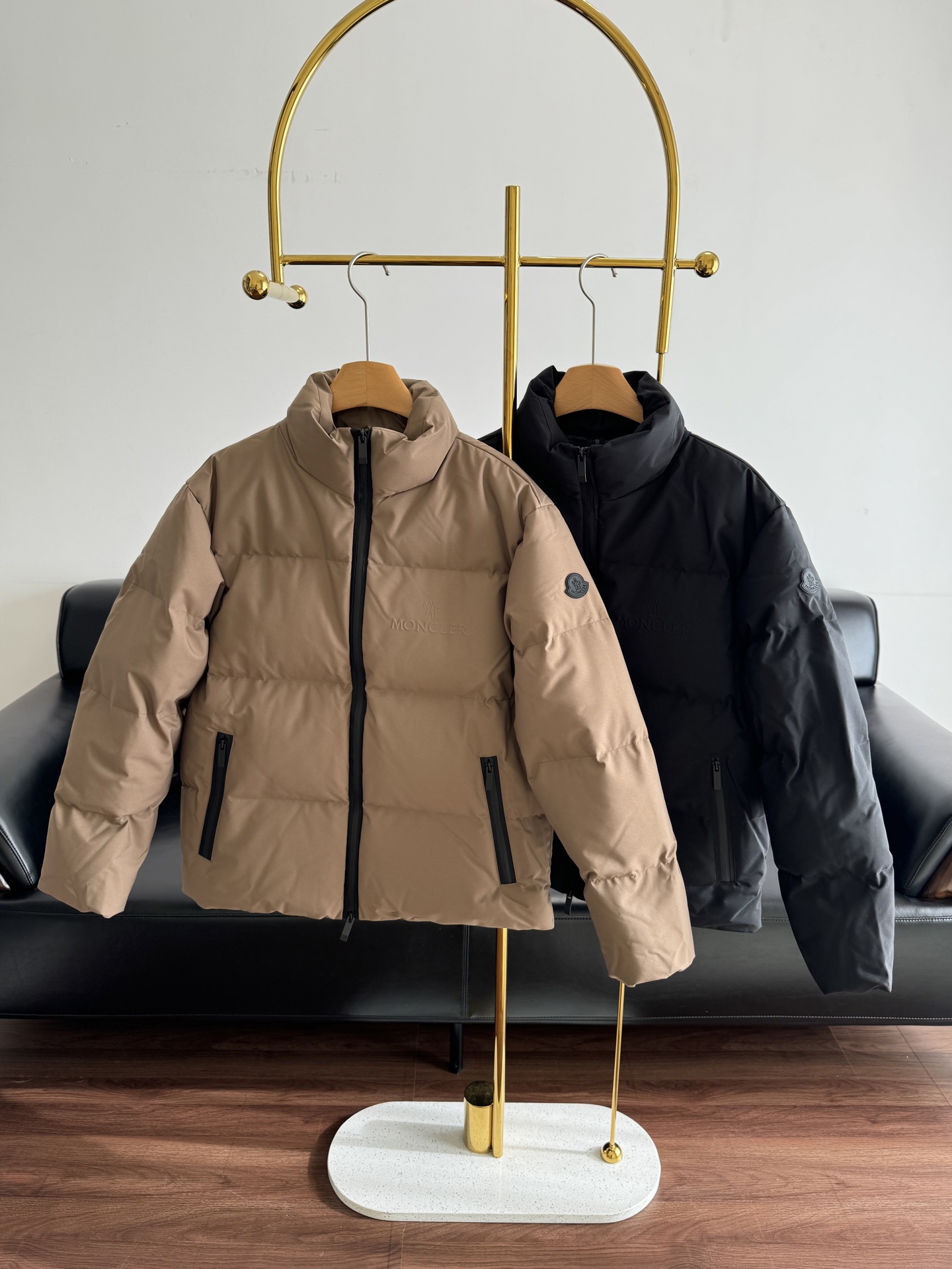 NO:611025,Comes with dust bag - Moncler stand-collar down jacket is made of high-quality nylon fabric, which is tear-resistant and wear-resistant. It is filled with white duck down inside and has perfect warmth retention. It has neat lines and slim tailoring, breaking the bloated feeling of traditional down jackets. It is fashionable and practical!  Suitable for commuting or outdoors, easily cope with cold weather! Size 1 2 3 4 5 6 brown black, down jacket, alexander wang19860909配防尘袋—— Moncler立领羽绒服 采用高品质尼龙面料,防撕裂耐磨,内部填充白鸭绒,保暖力满分.线条利落,剪裁修身,打破传统羽绒 服的臃肿感,时髦又实总！无论通勤还是户外都很适合,轻松应对寒冷天气! 码数1 2 3 4 5 6 棕色 黑色,,down jacket,alexander wang,Women's clothing