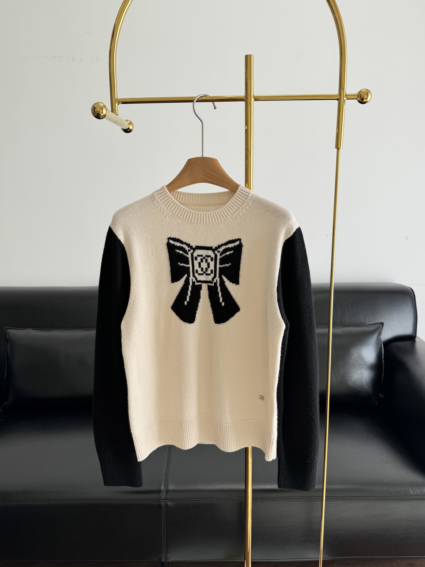 NO:621882,——Chanel bow sweater Chanel Coco Neige ski series bow sweater, black and white color matching + bow jacquard on the chest, embellished with double C Logo, sweet, cool and elegant. High wool fabric!  Soft and skin-friendly, super comfortable to wear in autumn and winter! The fit is slim and looks great with jeans or skirts, and can be used for commuting and leisure. The 25N series continues the inspiration of skiing, integrates modern aesthetics, is fashionable and functional, and is a must-have item for autumn and winter wardrobes! Size sml,,chanel,skirts,jeans,sweaters,alexander wang19860909——香奈儿 蝴蝶结针织衫 香奈儿Coco Neige滑雪系列蝴蝶结毛衣,黑白拼色+胸前蝴蝶结提花,点缀双C Logo,甜酷又优雅计.高羊毛面料！柔软亲肤,秋冬穿超舒服!版型修身,搭牛仔裤或半裙都很出彩,通勤休闲都能驾驭.25N系列延续滑雪灵感,融合现代美学,时髦又有功能性,是秋冬衣橱必备单品! 码数sml,,chanel,skirts,jeans,sweaters,alexander wang,Women's clothing