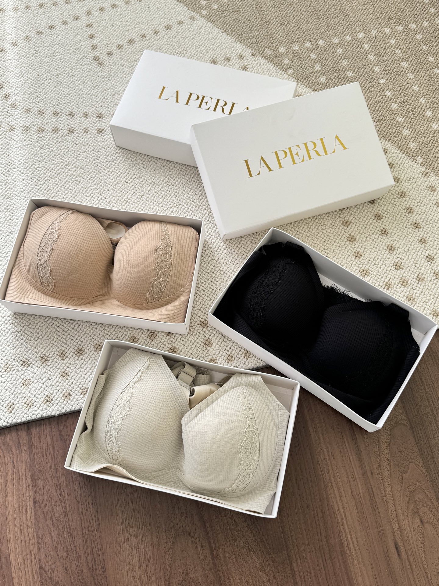 NO:621886,——The new Niuhuo LP double-cup Bra set comes in three colors: black, foundation skin, and milk tea gray!  34/M (80-100kg recommended) 36/L (100-115kg recommended) 38/XL (115-130kg recommended) No steel rims, four rows and three buckles  The high J stripe textured fabric is spliced with pure lace, which feels delicate and smooth, and the upper body is naturally skin-friendly. The V-shaped neckline visually extends the neck line, which adds a slimming temperament. The stacked cup design is natural when worn alone, comfortable and stylish for daily commuting, and sexy when layered, making the breasts bigger and the waist slimmer.  The mother cup is hot-pressed and fixed + the 1cm sub-cup can be freely disassembled. It has two thicknesses and can be freely stacked in two layers. The 3D three-dimensional molded cup can be lifted upward to form a firm and full breast shape. It has good wrapping properties and does not press the breasts without burden. The W-shaped jelly soft support is used when lying down to help lift the lower part of the breasts, effectively improving breast sagging. The supporting capacity is not inferior to that of steel rings, and the breasts are naturally round and straight.  The U-shaped back-beautifying large package can easily lock fat, smooth back fat traces, and beautify the back lines; the entire underwear is made with a seamless fit process, which fits the skin without scratching and has no foreign body sensation, which improves comfort!  ,,loro piana,alexander wang19860909——新品牛货LP双罩杯Bra套装 黑色,粉底肤,奶茶灰三个颜色选择！ 34/M（建议80-100斤） 36/L（建议100-115斤） 38/XL（建议115-130斤） 无钢圈四排三扣 高J条纹肌理感面料拼接纯欲蕾丝花边,触感细腻柔滑,上身自然亲肤.V型领口视觉延伸颈部线条,显瘦气质加分.叠叠杯设计,单穿自然,日常通勤舒适有型不夸张,叠穿性感,显胸大显腰细. 母杯热压固定+1cm子杯可自由拆卸,厚度两穿,双层自由叠,3D立体模杯,向上托举聚拢,胸型力挺饱满,包裹性很好,不压胸无负担. 下趴呈W型果冻软支撑,在胸部下方帮助提托,有效改善胸下垂,承托能力丝毫不输钢圈,穿出挺拔自然圆圆胸. U型美背大包裹,轻松锁住脂肪,抚平背部赘肉痕迹,美化背部线条；整件内衣采用无痕贴合工艺打造而成,贴合肌肤不刺挠,也没有异物感,更好提升舒适度！,,loro piana,alexander wang,Women's clothing