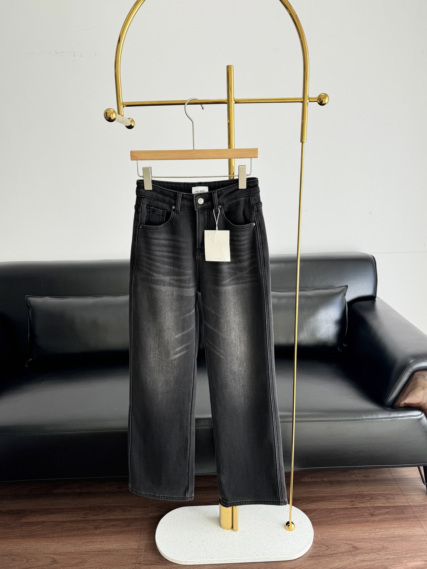 NO:621888,——The row thickened velvet high-waisted straight-leg jeans, exquisite and minimalist style, made of four-way stretch denim and cotton fabric for a comfortable and comfortable upper body!  The fleece lining is very warm and can be worn in the winter at 0 degrees. The high-waisted version is easy to wear and manage. The old-money style is minimalist, but it is this simple and elegant texture that captures my love. Paired with a shirt, the old-money is exquisite and fashionable. It can transform into a model body proportion with long legs in seconds. Size s-xxl, jeans, shirts, alexander wang19860909——The row 加厚绒高腰直筒牛仔裤 精致极简风 采用四面弹牛仔棉面料上身酥适感max！ 内里绒 保暖度很够 0度一条过冬 高腰版型很好穿搭驾驭,老钱风极简,但就是这样简约大气的质感俘获我的喜爱 搭配衬衫 老钱精致又时髦 秒变模特身比例大长腿. 码数s-xxl,,jeans,shirts,alexander wang,Women's clothing