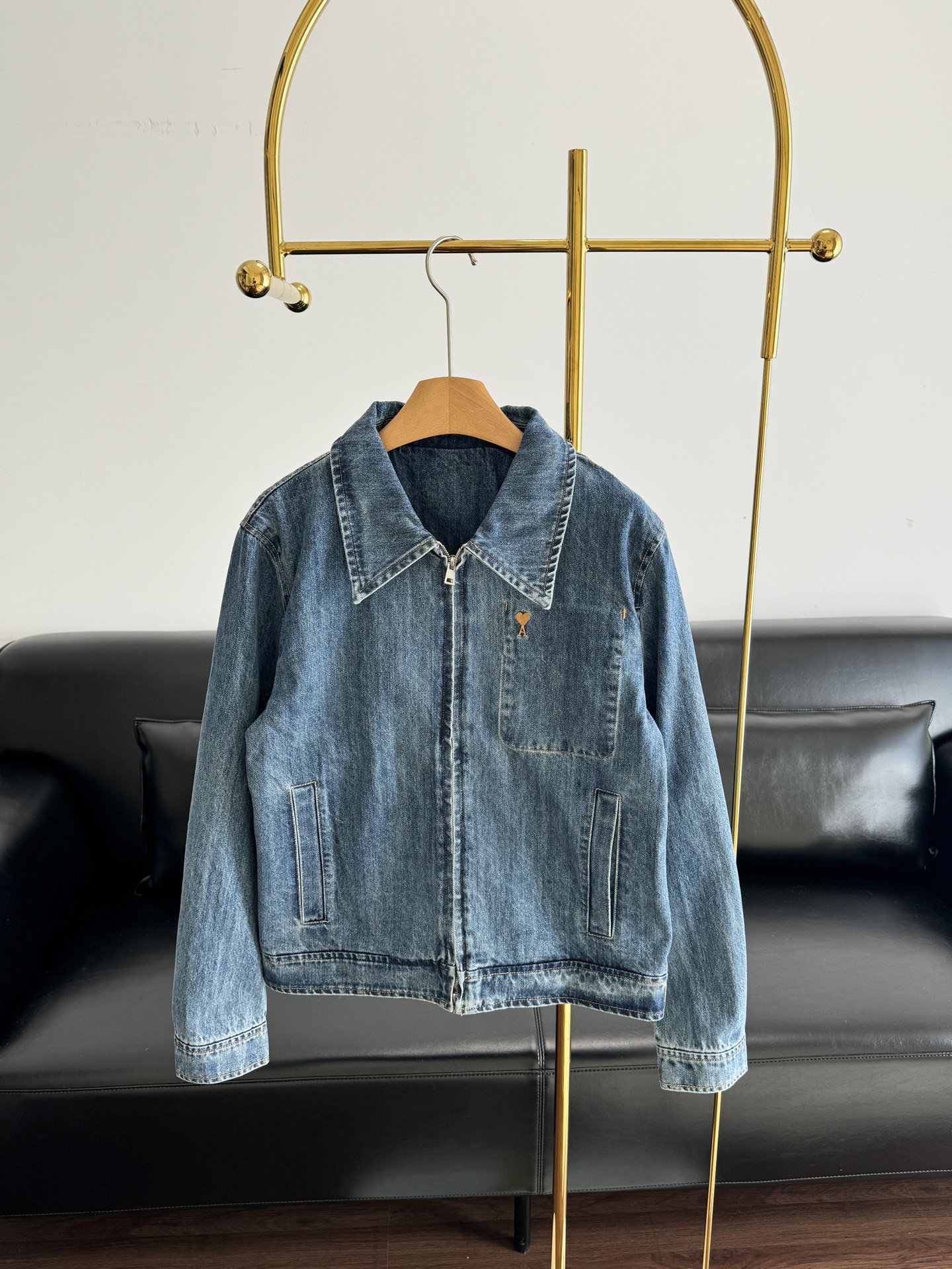 NO:622995,——Ami love denim jacket, a stylish outfit for autumn and winter, so beautiful that it’s heart-breakingly beautiful!  The texture is full, and the style is everyday fashionable and effortless. Cotton fabric!  The version is stiff and stylish. The high street is fashionable and reduces your age!  !  It can be salty or sweet, it can be retro, it can be refreshing or it can be frank, it can be gentle, and it can be bought casually without stepping on any thunder. Size s-xl,,jackets & coats,alexander wang19860909——Ami 爱心牛仔外套 秋冬氛围感穿搭,美到心坎里！质感拉满,版型日常时髦不费力.棉面料！版型硬挺有型.高街 时髦 减龄！！可盐可甜 可复古 可清爽可率性 可温柔真的随便买都踩不了一点雷 码数s-xl,,jackets & coats,alexander wang,Women's clothing