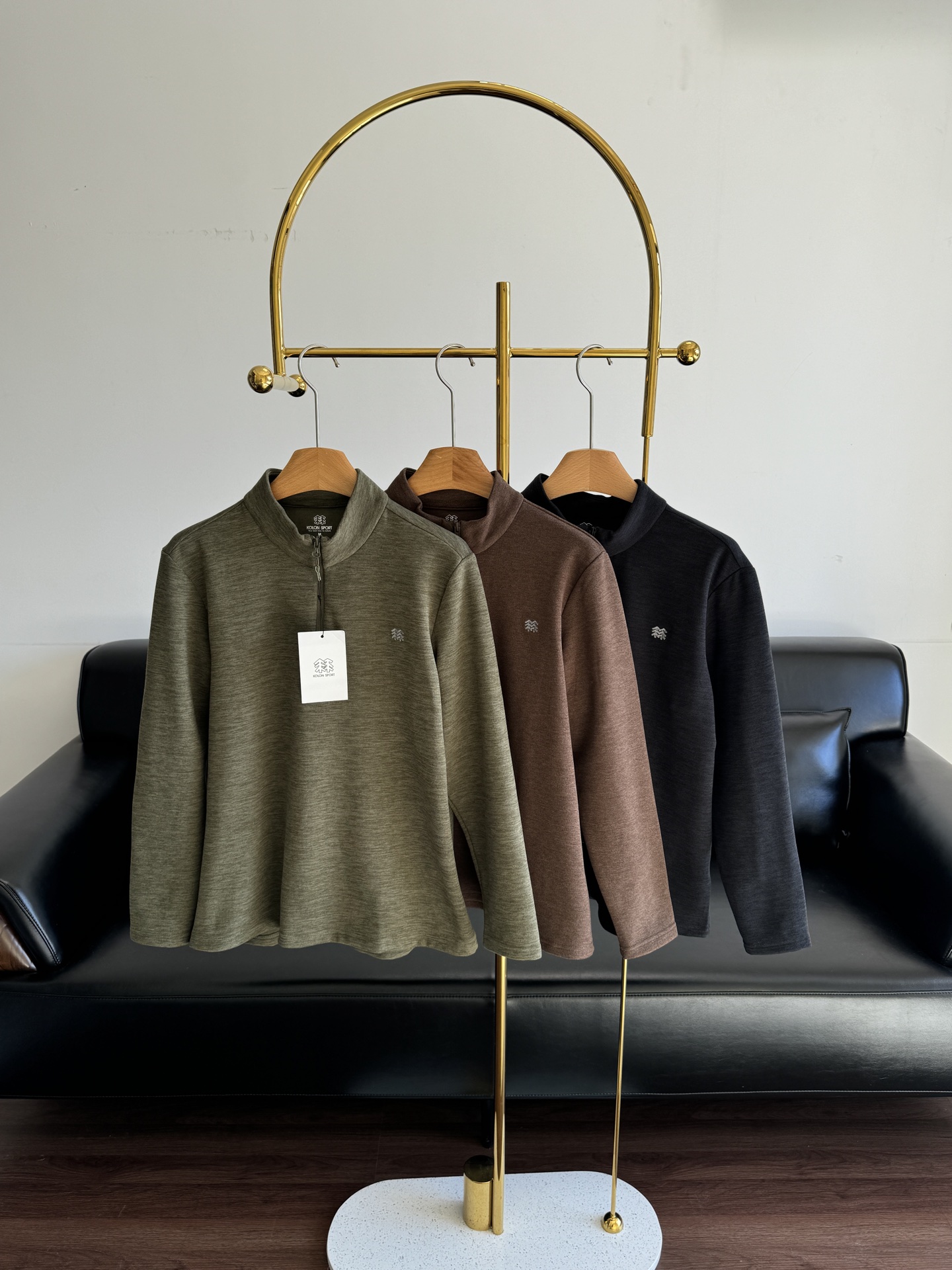 NO:622990,——Kelon's new men's stand-up collar fleece bottoming shirt is an invincible must-have for outdoor mountaineering, cold protection and heat accumulation, half-pull bottoming warm clothing series!  A practical, practical half-zip that can be used as a base layer to keep warm and can be worn outside!  The fabric is made of polyester spandex, which is super comfortable to wear!  Three-dimensional tailoring, easy to wear and not picky! The three-dimensional LOGO on the chest is exquisite and dense, simple and exquisite. The pullover style with small stand-up collar and half zipper is easy to put on and take off!  Your neck will not be exposed to the cold wind in winter!  Especially suitable for outdoor sports in autumn and winter!  !  Whether it’s the outside or the exquisite workmanship inside, the brand spirit is everywhere!  Logo, details are in place, code number m-xxxl green brown black, alexander wang19860909——可隆 新款男士立领抓绒打底衫 户外登山防寒保暖聚热无敌必备,半拉打底保暖衣系列！可以打底保暖可以外穿的半拉跑量实穿款！面料采用聚酯纤维氨纶,超舒适的穿着体验！立体剪裁 好穿不挑人!胸前的立体LOGO精致密实,简约又精致.小立领+半拉链的套头款,方便穿脱！冬天脖子也不会暴露在冷风中！尤其适合秋冬户外运动时穿着！！不管是外侧,还是内里考究做工,无处不在的品牌精神！标志,细节很到位 码数m-xxxl 绿色 棕色 黑色,,alexander wang,Women's clothing