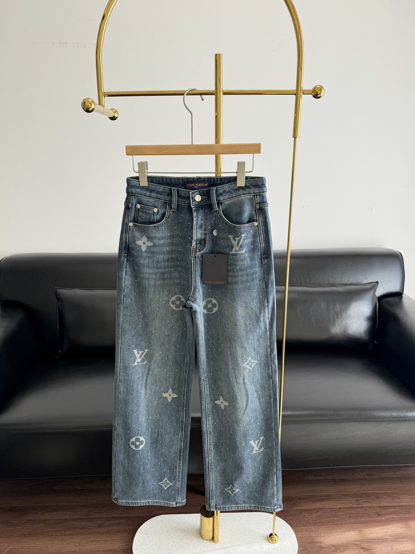 NO:622977,——Lv 25Ss presbyopic thickened velvet straight jeans. Made of pure cotton, these pants are the perfect combination of fashion and comfort. I can’t put them down!  The design of this pair of jeans is super classy. The presbyopia pattern and perforated diamonds highlight the brand’s unique style. People can recognize it as a LV masterpiece at a glance!  code number sml,,louis vuitton,jeans,alexander wang19860909——Lv 25Ss的老花加厚绒直筒牛仔裤 纯棉面料这款裤子简直是时尚与舒适的完美结合,让我爱不释手！这款牛仔裤的设计超级有范 老花图案烫钻彰显出品牌独特的格调,让人一眼就能认出这是LV的杰作！ 码数sml,,louis vuitton,jeans,alexander wang,Women's clothing