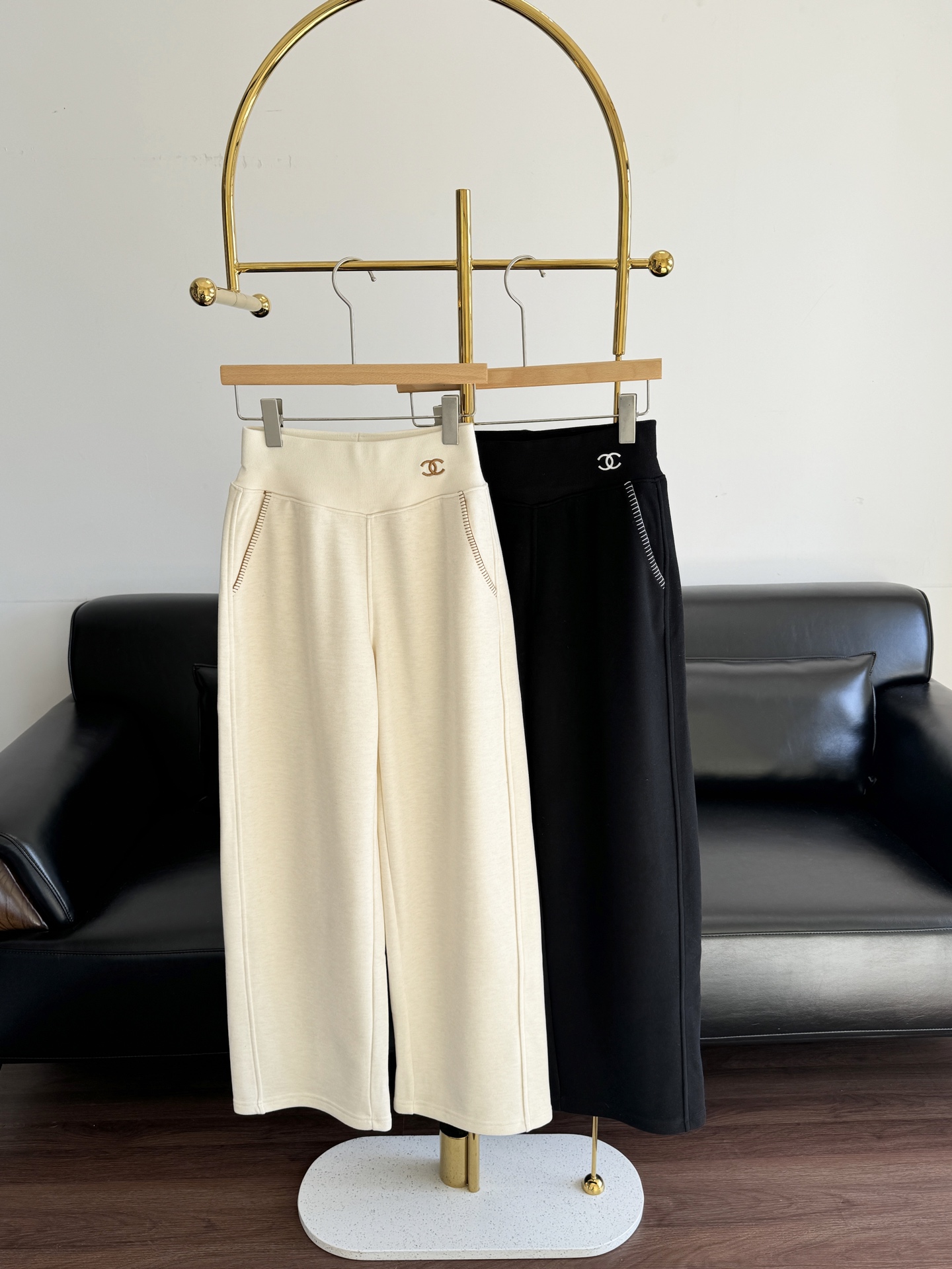 NO:623840,——Xiaoxiang 25 new autumn and winter style velvet double-C embroidered wide-leg pants are made of fine wool material, with a soft and skin-friendly velvet feel. The waistband is embellished with the classic double-C logo, which low-key highlights the brand texture; the high-waist + drape wide-leg tailoring accommodates various leg shapes while elongating the body proportions. The decorative lines on the sides of the trousers are neatly and exquisitely designed, giving you a lazy and casual sense of luxury when walking around!  Size S/M/L off-white black,,alexander wang19860909——小香 25秋冬新款 加绒双C刺绣阔腿裤 精选羊毛细腻材质,绒感软糯亲肤,腰头缀经典双C标识,低调彰显品牌质感；高腰+垂坠阔腿剪裁,包容各种腿型同时拉长身材比例,裤身侧边装饰线设计利落精致,走动间自带慵懒随性的高级感！ 码数S/M/L 米白 黑色,,alexander wang,Women's clothing
