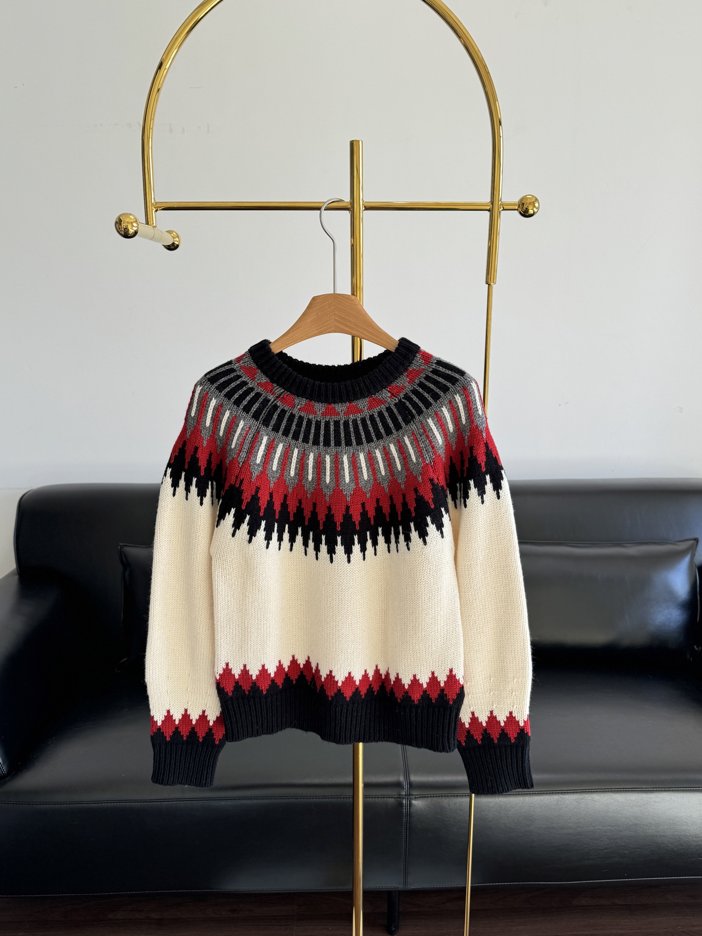 NO:623833,——Ralph Lauren Fair Isle sweater 'old money style' code has a great autumn and winter atmosphere! Fair Isle sweater, slim and high-end. Who doesn't have a Fair Isle sweater in their autumn and winter wardrobe? The classic jacquard pattern comes with a retro filter, and the sheep wool fabric!  Soft texture + versatile attributes, full of retro DNA: classic jacquard + contrasting color design, with its own 'old money style' texture, high photo yield!  Code number sml,,sweaters,alexander wang19860909——拉夫劳伦 费尔岛针织衫 “老钱风”密码秋冬氛围感王炸!费尔岛毛衣,显瘦又高级谁的秋冬衣柜还没有一件费尔岛毛衣?经典提花图案自带复古滤镜,绵羊毛面料！软乎乎的质感+百搭属性, 复古DNA拉满:经典提花+撞色设计,自带“老钱风”质感,拍照出片率！ 码数sml,,sweaters,alexander wang,Women's clothing