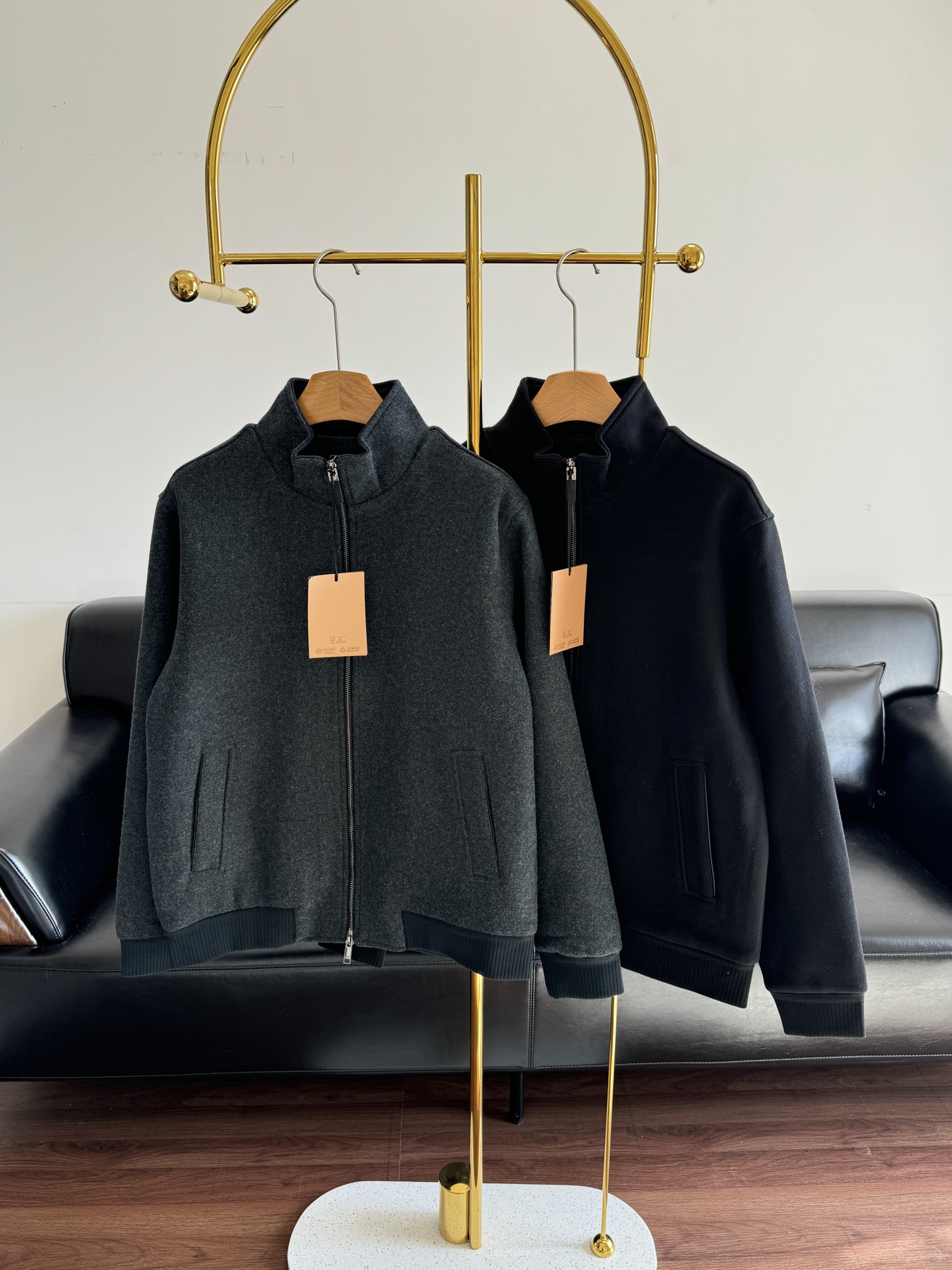 NO:623836,——Zegna Zegna stand-up collar wool jacket. Simple and neat style, soft and smooth lines, unique tailoring, high-end and subtle!  Made of wool cashmere!  It feels soft and textured. The small stand-up collar is a middle-class favorite. Threaded cuffs and hem. Dropped shoulders and slightly wide version. Perfect for any figure!  Size m-xxl green black,,zegna,jackets & coats,alexander wang19860909——zegna杰尼亚 立领羊毛外套 简约利落的款式柔美流畅的线条独具匠心的剪裁高级又含蓄内敛！采用羊毛羊绒！手感柔绒有质感 小立领中产主义最爱 螺纹袖口及下摆 落肩微阔版型 不挑身材极好搭配！ 码数m-xxl 绿色 黑色,,zegna,jackets & coats,alexander wang,Women's clothing