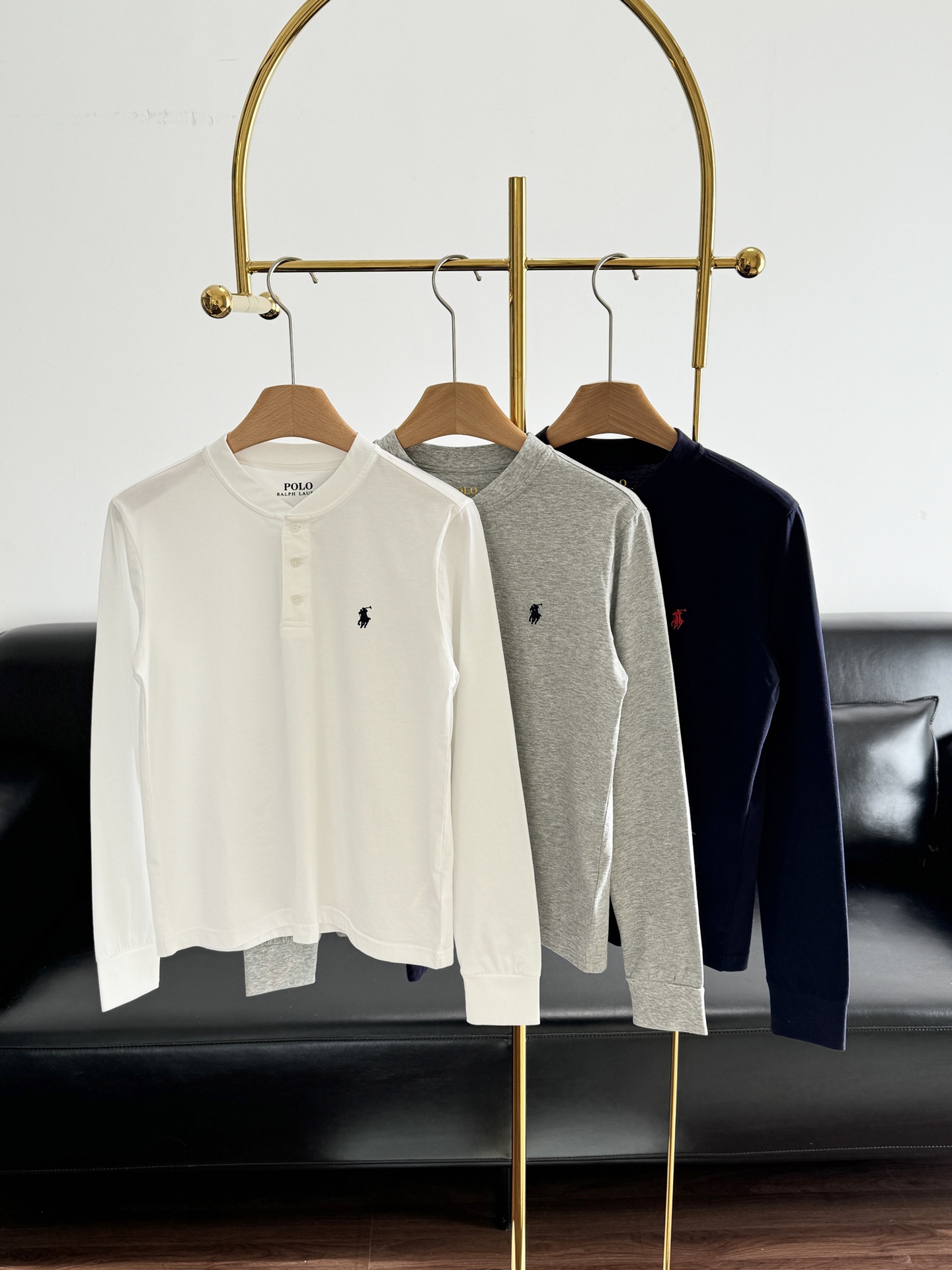 NO:623844,——Ralph Lauren long-sleeved henley shirt, a classic style that will never go out of style~ Made of pure cotton!  Small logo embellishment, low-key and high-end! Comfortable, durable, relaxed, old-money style, basic and versatile. Compared with the round neck and multi-point design, it is not too dull when worn alone. The buttons can be opened to modify the shoulder and neck lines. Size sml, white, gray, navy blue,, alexander wang19860909——拉夫劳伦 亨利衫长袖 经典款久穿不过时～纯棉面料！小小logo点缀,低调中透着高级!舒适耐看松弛老钱风基础百搭款相对于圆领多点设计感单穿也不会太寡淡扣子打开还能修饰肩颈线 码数sml 白色 灰色 藏青色,,alexander wang,Women's clothing