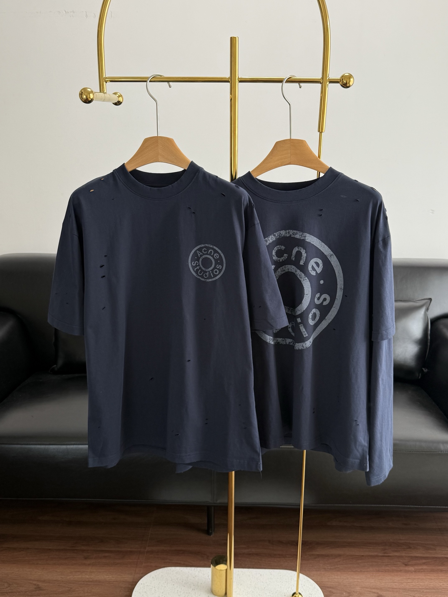 NO:624651,Short-sleeved long-sleeved p Acne logo printed distressed and frayed short-sleeved T-shirt for men and women. Made of dark blue cotton fabric, with the iconic button logo printed on the front, which is highly recognizable. The loose fit + hole design, full of street style, casual and personalized. It goes well with jeans or overalls, and can easily create a trendy outfit. Comfortable and fashionable, it is a must-have item for daily leisure! Size sml,,acne  studios,jeans,T-shirt,tees,t-shirt,alexander wang19860909短袖长袖p Acne logo印花做旧磨烂短袖T恤男女同款 采用深蓝色棉质面料,正面印有标志性纽扣Logo,辨识度超高计.宽松版型+破洞设计,街头感满满,随性又有个性.搭配牛仔裤或工装裤都很出彩,轻松打造潮流穿搭.舒适又时髦,是日常休闲必备单品! 码数sml,,acne studios,jeans,T-shirt,tees，t-shirt,alexander wang,Women's clothing