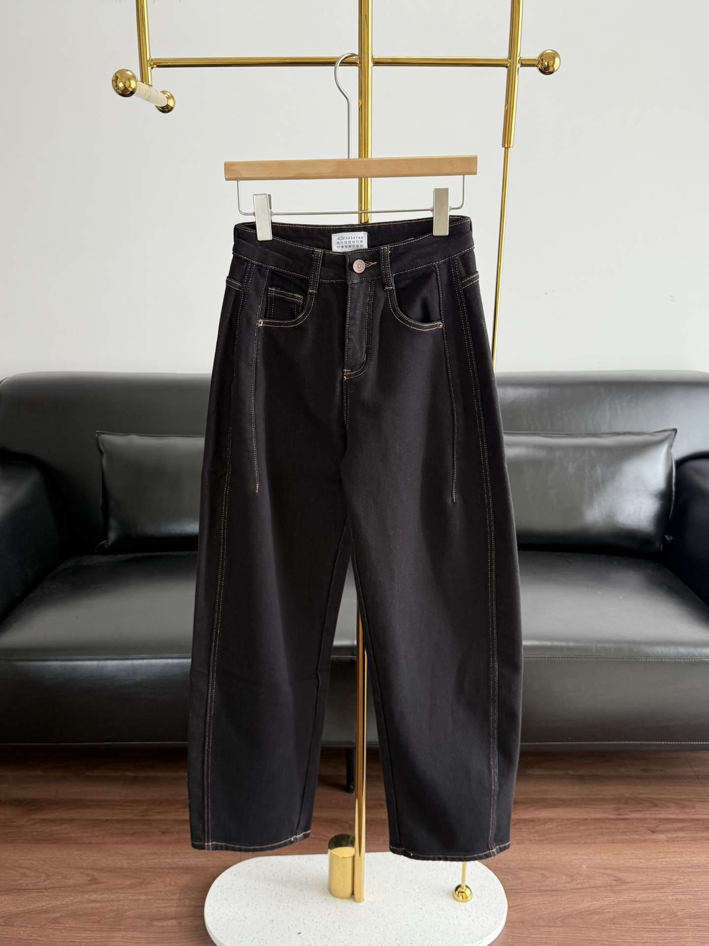 NO:624659,——Maison Margielamm 6 scimitar plus moderate velvet jeans, washed and distressed, full of retro feel! The pants are loose and wide-legged, and the curved scimitar cut modifies the leg shape, making it slimmer and elongated. It is made of Turkish non-elastic denim fabric, heavy industrial nostalgic blue and black tone washed denim, with two three-dimensional whiskers at the corners of the pockets. The vertical strips on the front of the thigh are folded in to make the pants more three-dimensional, and the yellowish and distressed wash tones are high-end. Size s-2xl,,masion margiela,alexander wang19860909——MaisonMargielamm6弯刀加适中绒牛仔褲 水洗做旧 复古感满满!裤型宽松阔腿,弧形弯刀剪裁修饰腿型,显瘦又拉长比例.採用土耳其無彈牛仔面料,重工懷舊藍黑調水洗牛仔,搭配口袋角邊兩處立體貓須工藝.大腿前側內彎竪條折疊讓褲型更立體,偏黃做舊洗水調性高級, 码数s-2xl,,masion margiela,alexander wang,Women's clothing