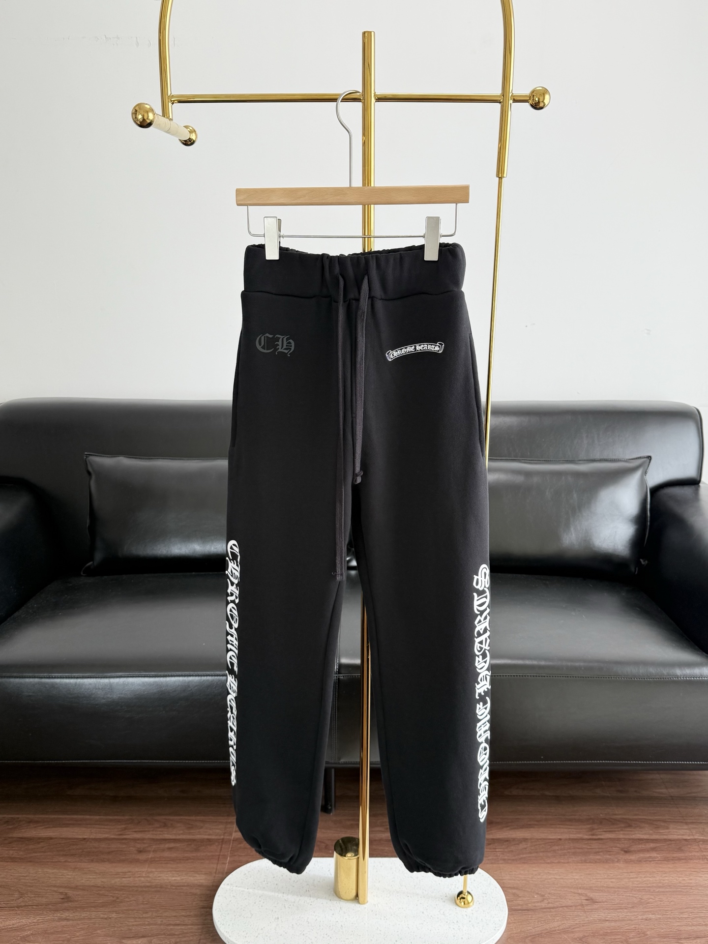 NO:624680,——Chrome Hearts Sanskrit leggings Chrome Hearts black Sanskrit leggings are made of high-weight plus velvet cotton, which is warm and comfortable. The loose legging design + drawstring waistband makes it super easy to put on and take off! The legs are printed with the brand logo and scroll Sanskrit, and the legibility is double side pockets + back pockets. It is also very practical. It can be easily managed in daily casual or street style, and it is full of fashion! Size sml,, chrome hearts, alexander wang19860909——Chrome Hearts梵文束脚卫裤 Chrome Hearts这款黑色梵文束脚卫裤,采用高克重加绒棉,保暖又舒适.宽松束脚设计+抽绳腰头,穿脱超方便!裤腿印有品牌标志和卷轴梵文,辨识度满分计双侧口袋+后袋,实用性也很强,日常休闲或街头风都能轻松驾驭,时尚感直接拉满! 码数sml,,chrome hearts,alexander wang,Women's clothing